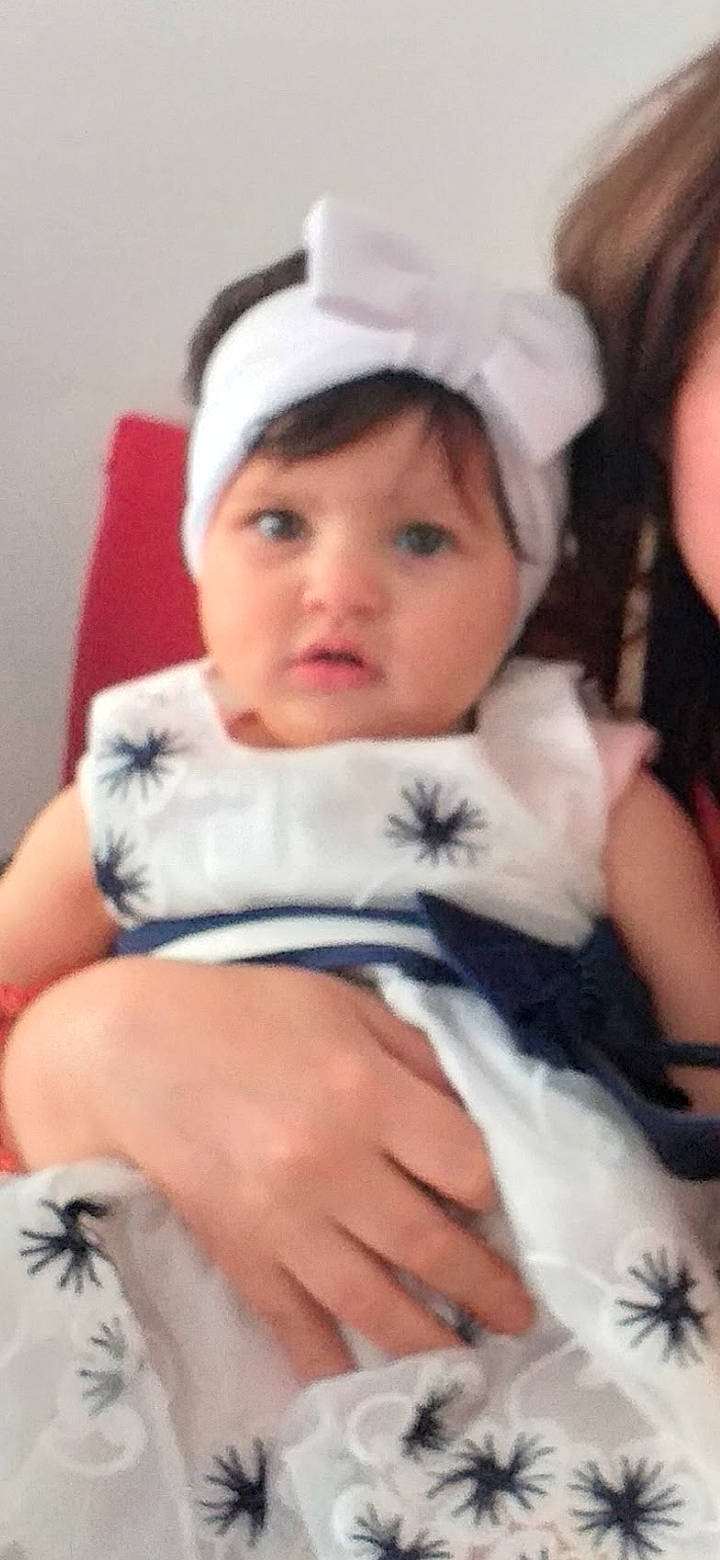 Israa a rejoint le concours — aidez-le/la à gagner de superbes lots ! abdomen, baby, baby_toddler_clothing, cap, cheek, child, comfort, eyelash, finger, fun, fur, happy, headwear, lip, pattern, person, sitting, skin, sleeve, thumb