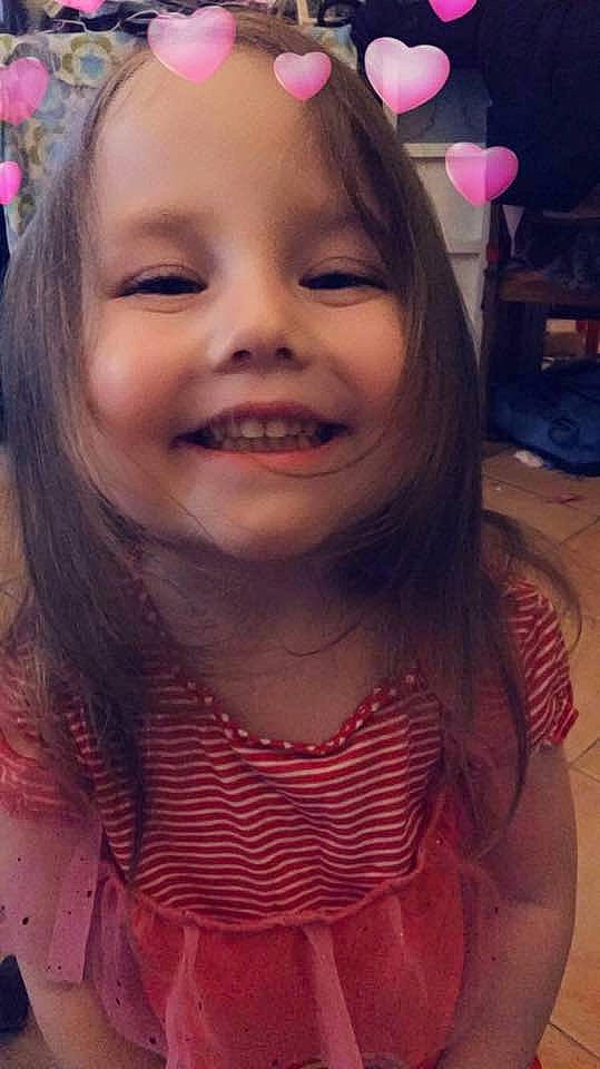 Lorenza a rejoint le concours — aidez-le/la à gagner de superbes lots ! beauty, cheek, child, chin, emotion, eye, eyebrow, face, facial_expression, forehead, girl, hair, hairstyle, head, human_hair_color, joy, lip, nose, person, pink