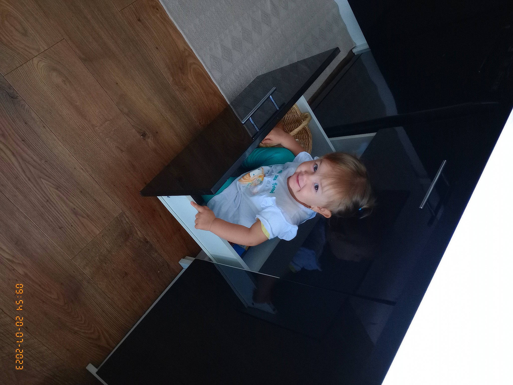 Soraya participe au concours pour gagner de l'argent avec cette photo : baby, baby_toddler_clothing, child, dress_shirt, flash_photography, flooring, fun, hardwood, person, plank, plywood, room, sitting, tie, toddler, varnish, wood, wood_flooring, wood_stain