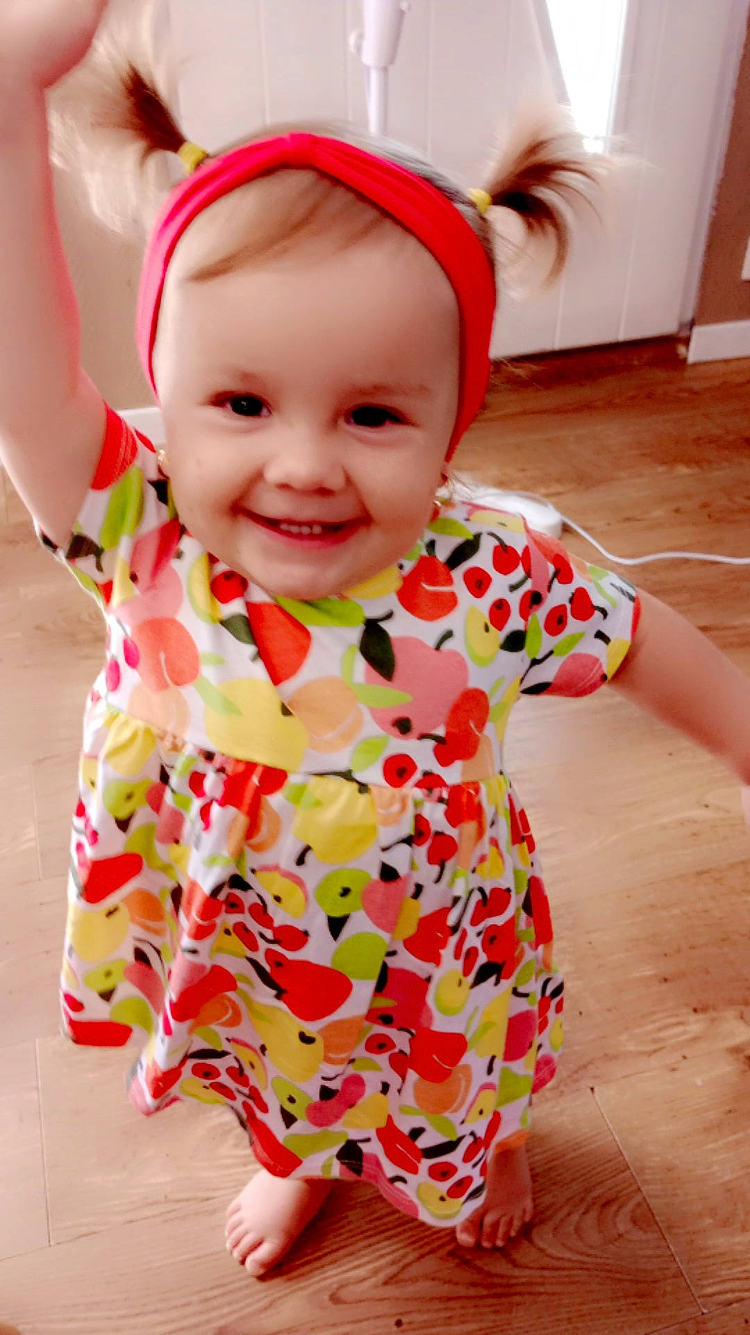 Soraya a rejoint le concours — aidez-le/la à gagner de superbes lots ! baby, baby_toddler_clothing, child, day_dress, dress, event, eye, face, fun, happy, head, joy, magenta, outerwear, pattern, person, pink, skin, sleeve, smile