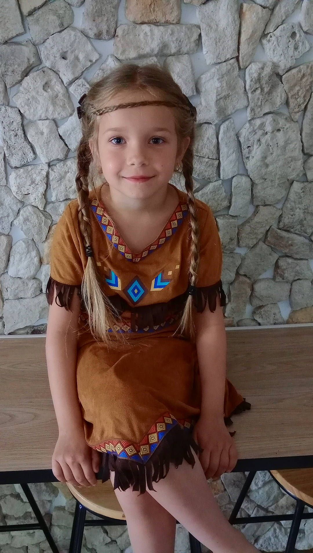 Elena a rejoint le concours — aidez-le/la à gagner de superbes lots ! abdomen, baby_toddler_clothing, child, electric_blue, fashion_accessory, fun, happy, human_leg, jewellery, joy, neck, necklace, person, sitting, skin, sleeve, smile, thigh, toddler, trunk