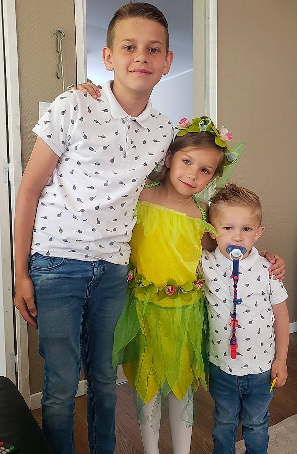 Elena a rejoint le concours — aidez-le/la à gagner de superbes lots ! baby_toddler_clothing, belt, child, clothing, event, eye, face, facial_expression, fun, happy, jeans, joy, leg, people, person, sleeve, smile, standing, textile, toddler