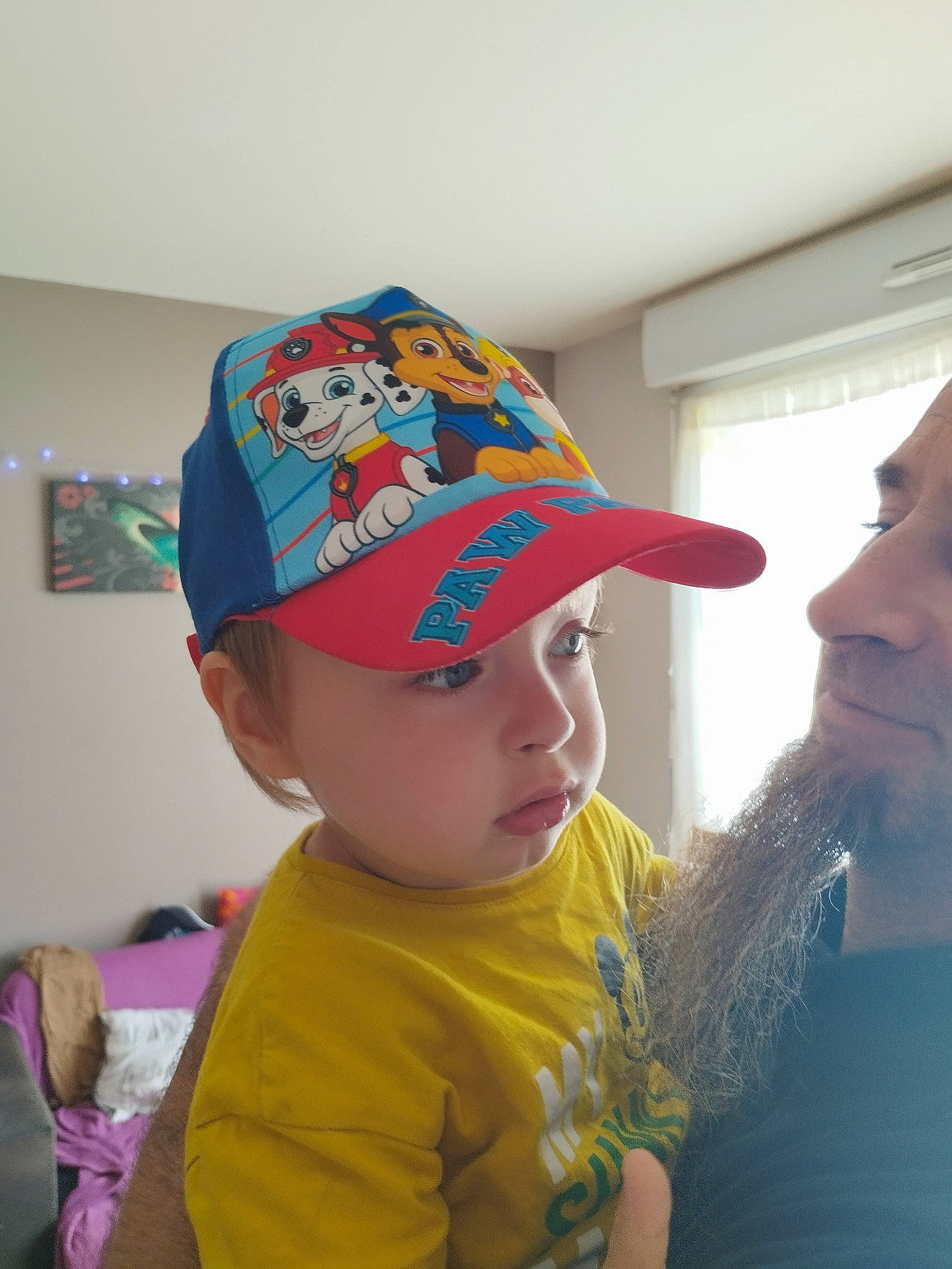 Jack participe au concours pour gagner de l'argent avec cette photo : baby, baseball_cap, beanie, beard, cap, child, electric_blue, event, eyewear, fashion_accessory, fun, happy, hat, headwear, leisure, person, personal_protective_equipment, room, t_shirt, toddler