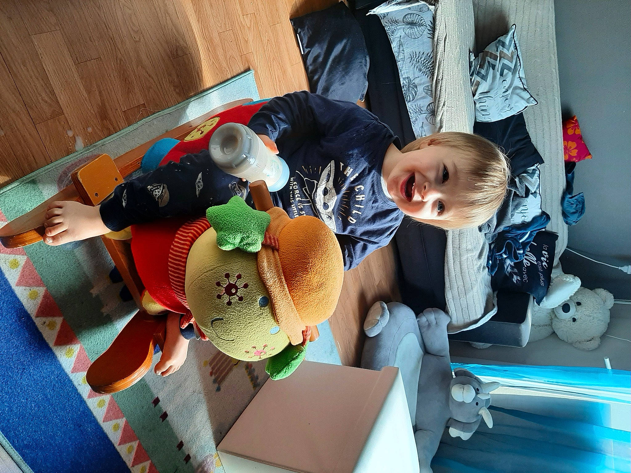 Jack a rejoint le concours — aidez-le/la à gagner de superbes lots ! child, comfort, fun, happy, hat, lap, leisure, pattern, person, plush, room, sitting, smile, stuffed_toy, sun_hat, t_shirt, toddler, toy