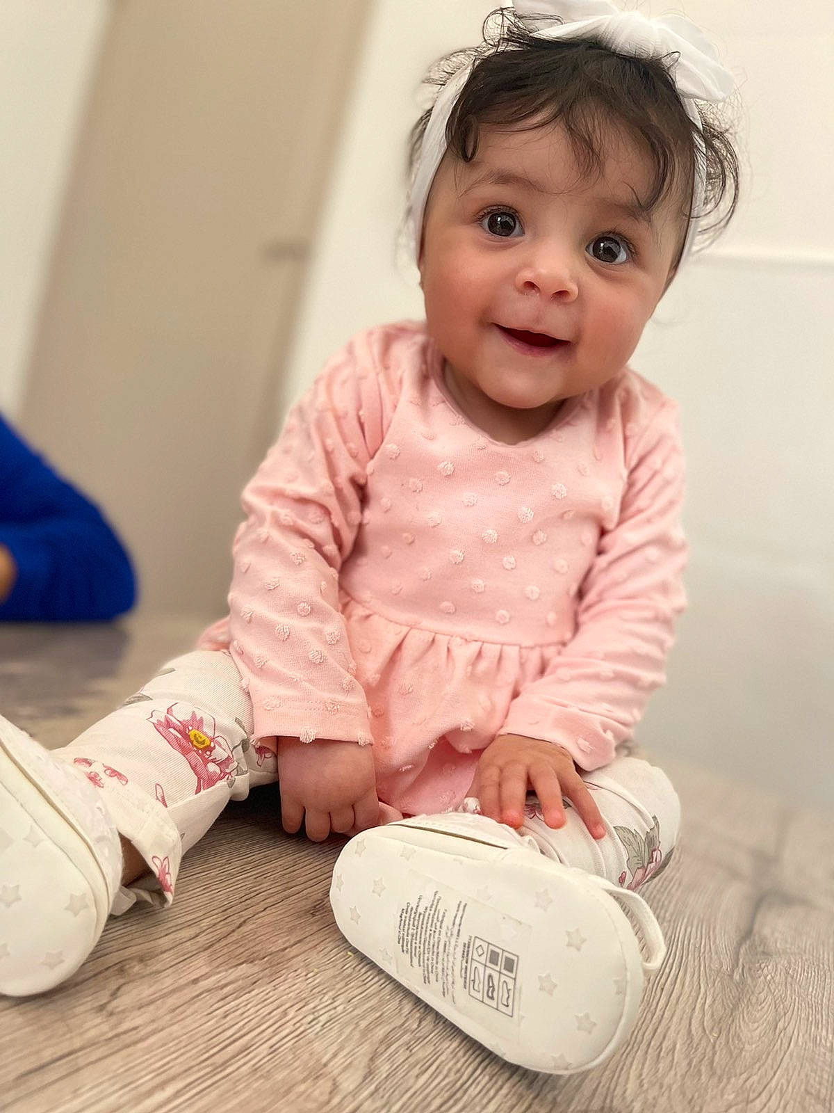 Aya participe au concours pour gagner de l'argent avec cette photo : arm, baby, baby_toddler_clothing, cheek, dress, eye, finger, flooring, footwear, hand, happy, head, person, pink, shoe, skin, sleeve, smile, textile, toddler