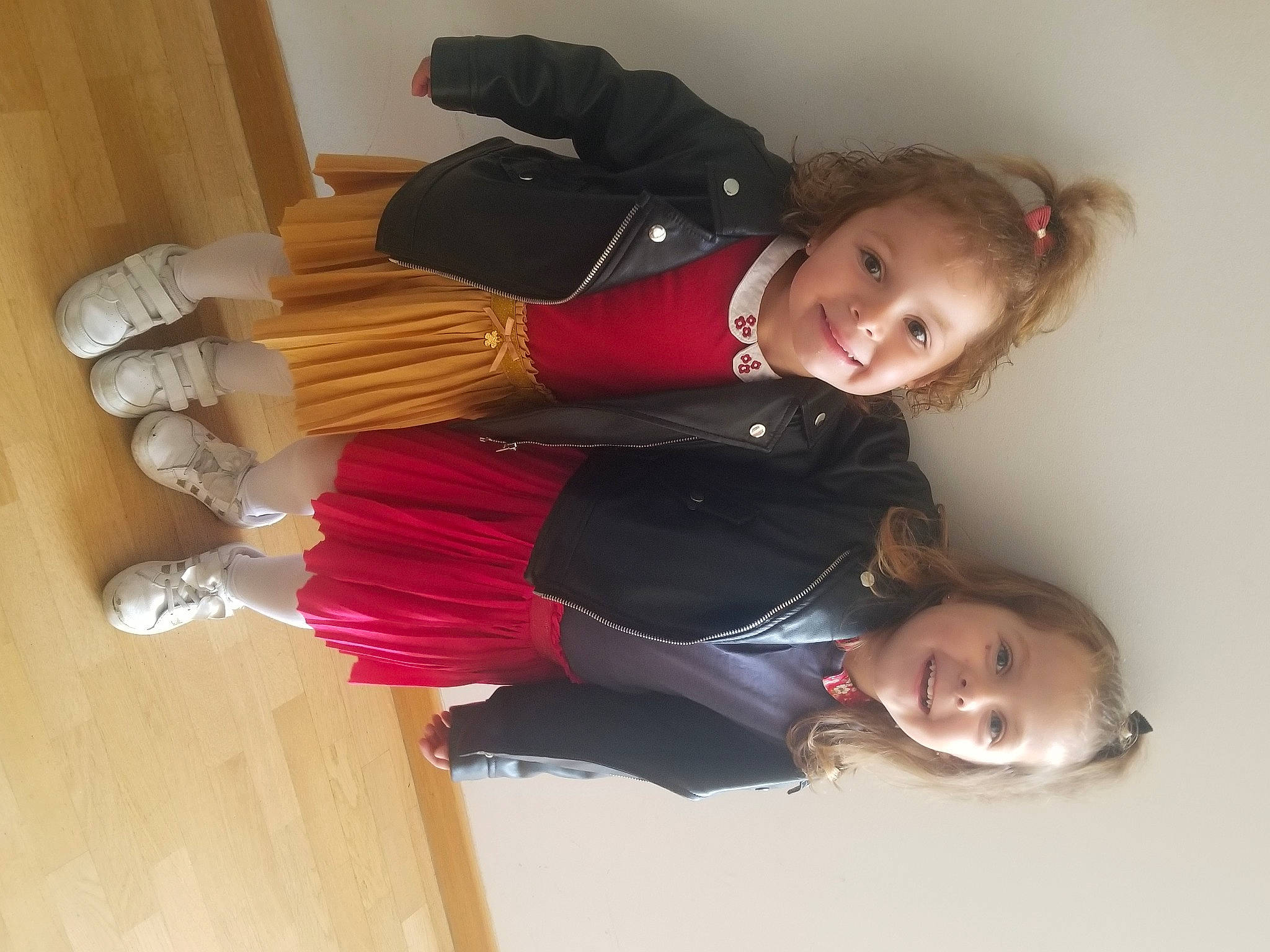 Jullialetty participe au concours pour gagner de l'argent avec cette photo : child, comfort, elbow, eye, face, flooring, fun, hair, happy, hardwood, head, human_leg, joy, knee, leg, person, sleeve, smile, sock, thigh