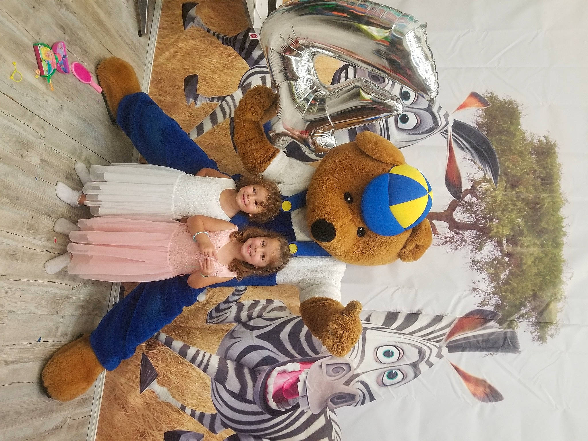 Jullialetty participe au concours pour gagner de l'argent avec cette photo : art, child, fun, happy, joy, leisure, person, plant, room, sleeve, smile, toy, tree, visual_arts, white, wood