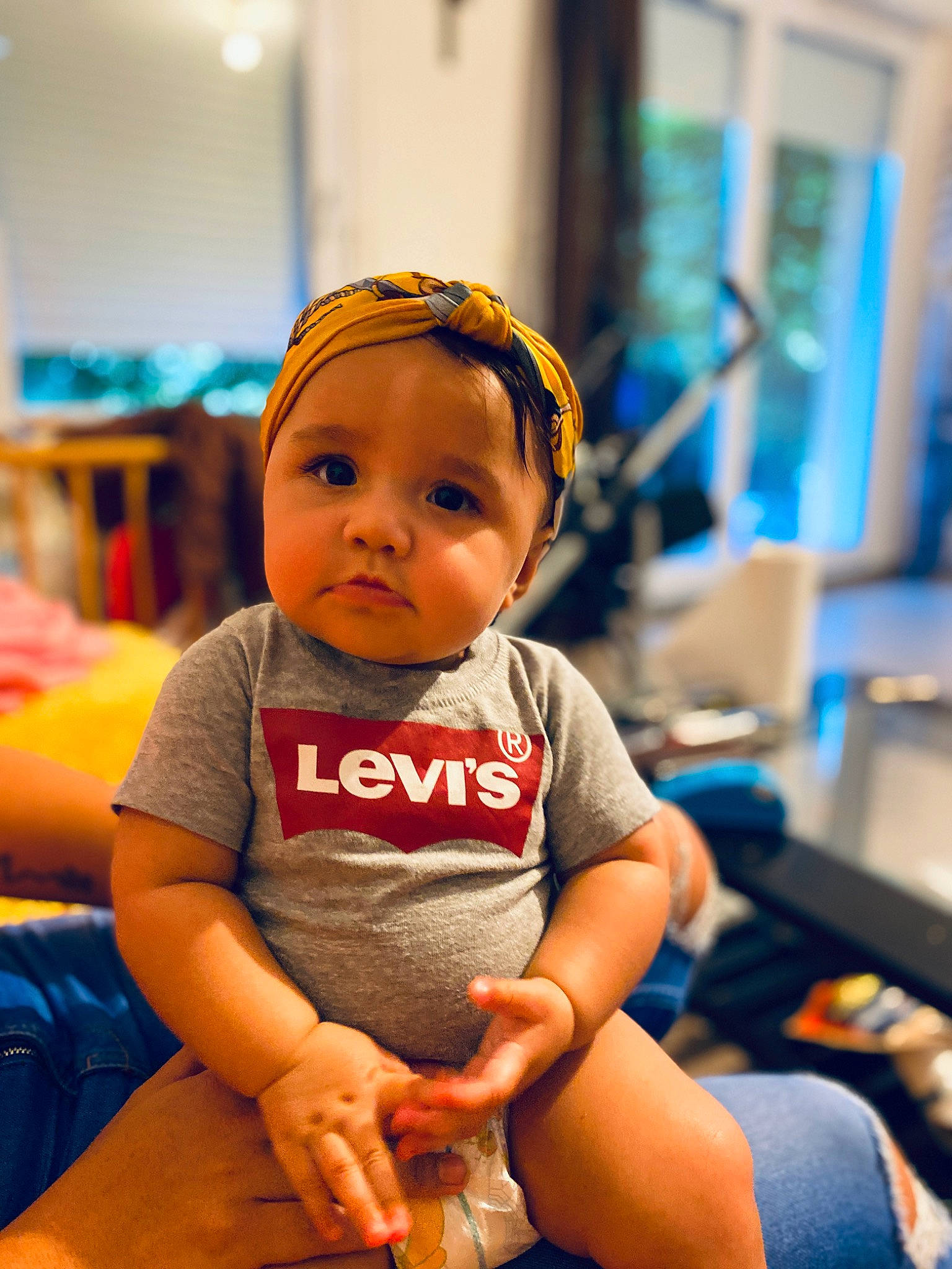 Keyla a rejoint le concours — aidez-le/la à gagner de superbes lots ! baby, cheek, child, ear, fun, person, sitting, skin, smile, toddler, vacation, yellow