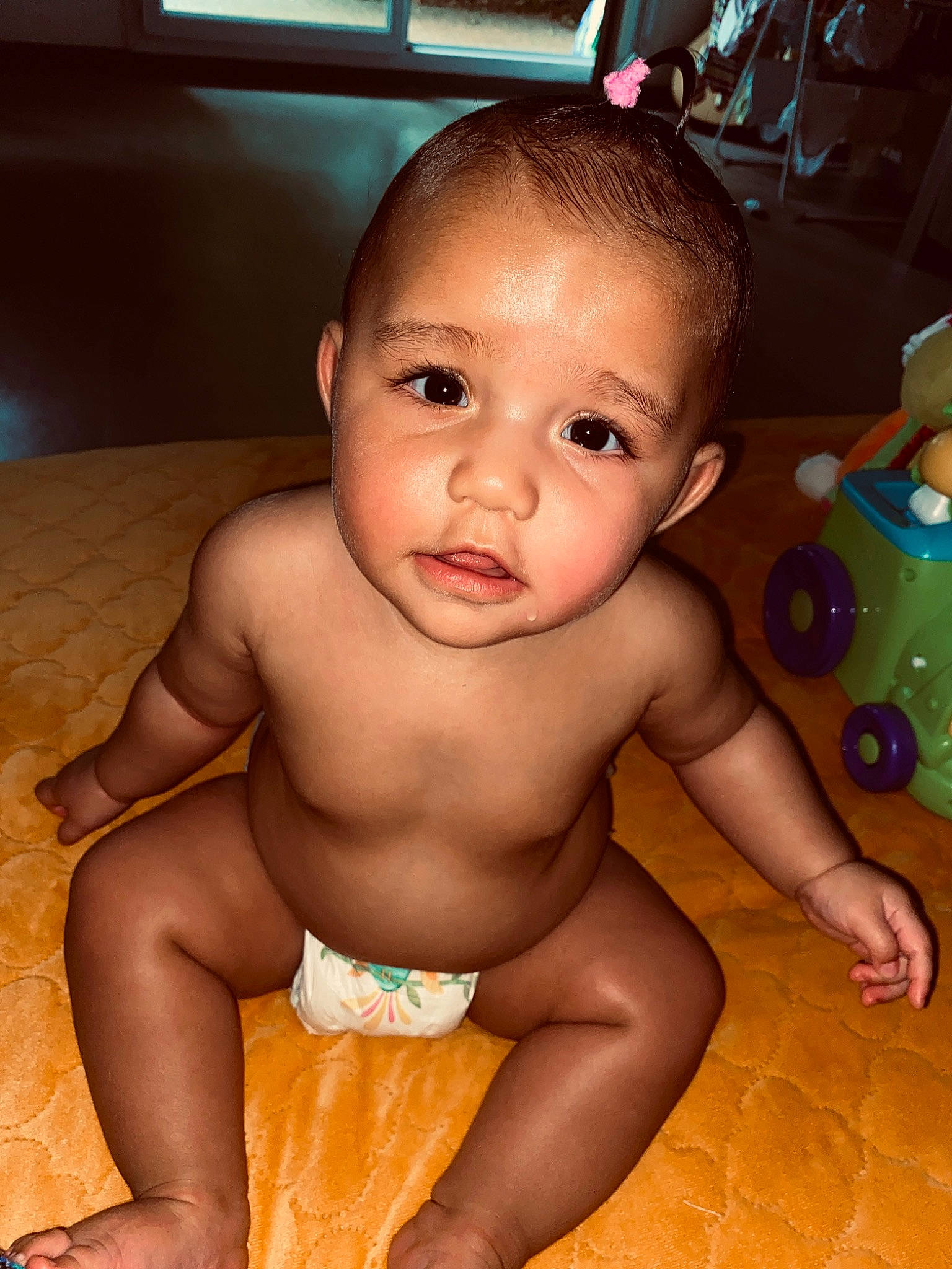 Keyla a rejoint le concours — aidez-le/la à gagner de superbes lots ! abdomen, baby, baby_bathing, cheek, child, eye, face, finger, leg, lip, mouth, muscle, person, sitting, skin, smile, toddler, trunk