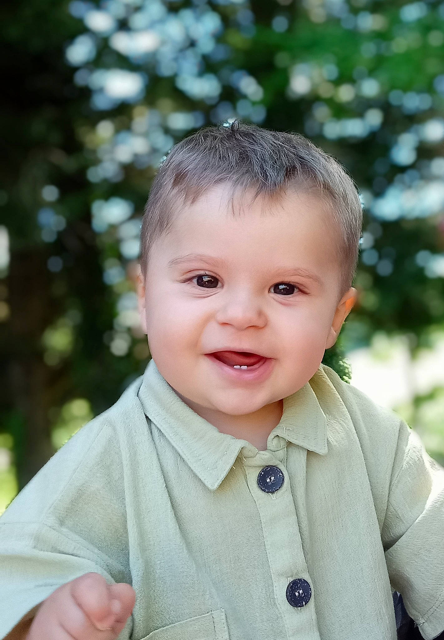 Ruben a rejoint le concours — aidez-le/la à gagner de superbes lots ! child, chin, collar, dress_shirt, face, flash_photography, formal_wear, gesture, grass, happy, lip, neck, nose, outerwear, people_in_nature, person, skin, sleeve, smile, tie