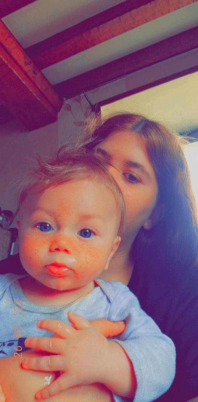 Kaydenn a rejoint le concours — aidez-le/la à gagner de superbes lots ! baby, black_hair, cheek, chin, cool, ear, eyebrow, eyelash, facial_expression, finger, forehead, gesture, happy, iris, lip, mouth, neck, nose, person, skin