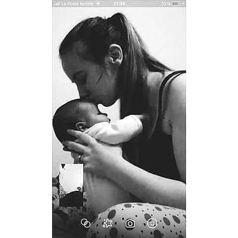 Mayssa participe au concours pour gagner de l'argent avec cette photo : arm, baby, birth, black_and_white, child, gesture, hand, love, mother, person, photograph, photography, stock_photography, toddler