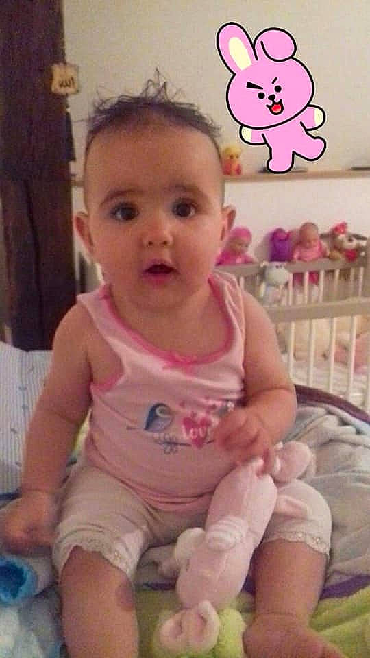 Mayssa participe au concours pour gagner de l'argent avec cette photo : baby, baby_making_funny_faces, baby_products, baby_toddler_clothing, cheek, child, lip, person, pink, product, sitting, skin, smile, toddler