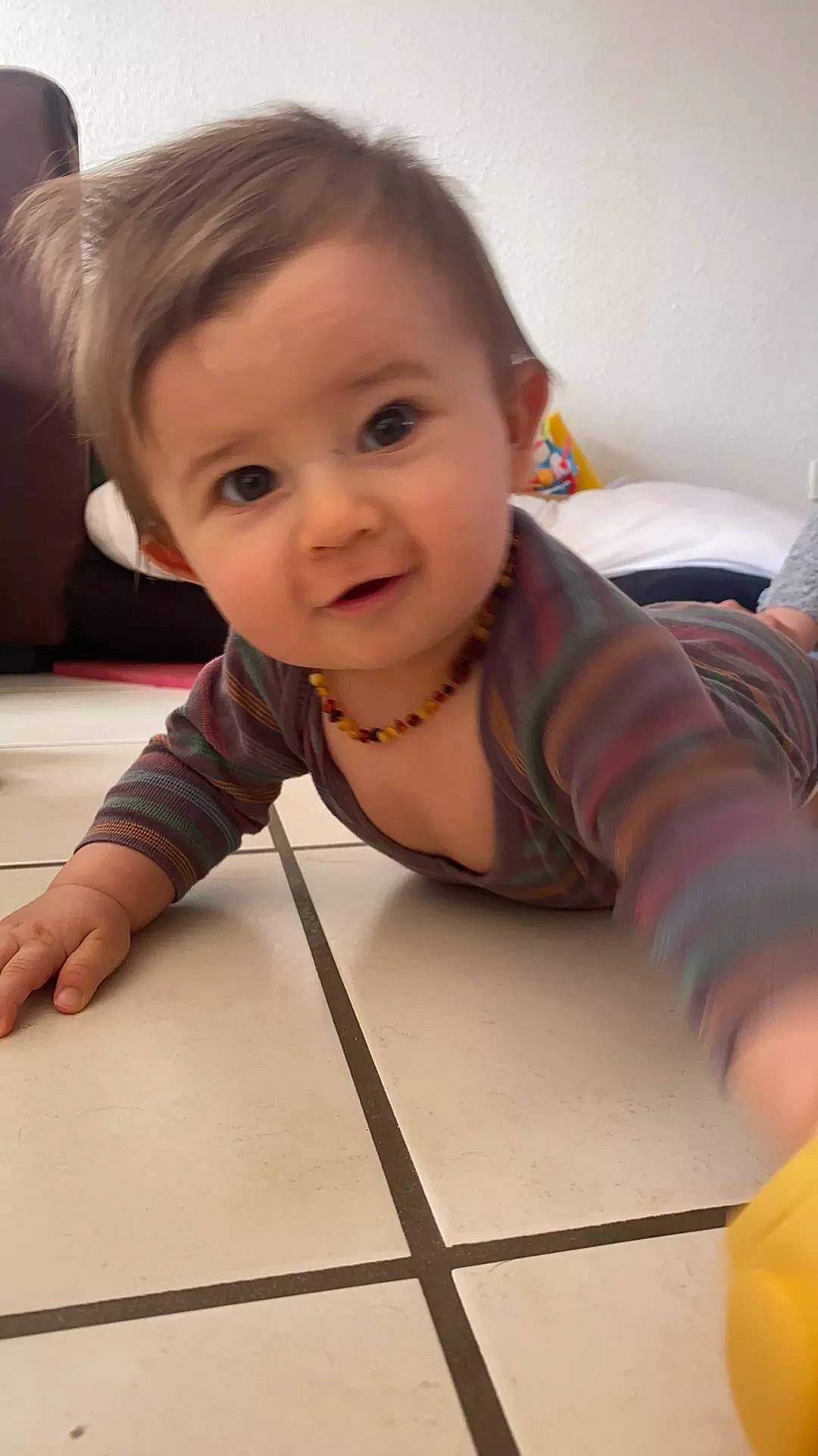 Maylo a rejoint le concours — aidez-le/la à gagner de superbes lots ! baby_toddler_clothing, cheek, eyebrow, finger, floor, flooring, hair, happy, hardwood, human_body, iris, joint, lip, mammal, nose, person, skin, smile, toddler, wood