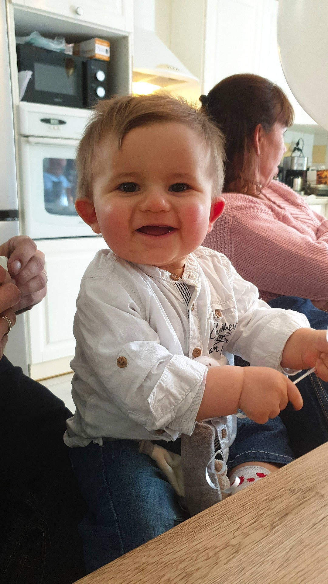 Maylo a rejoint le concours — aidez-le/la à gagner de superbes lots ! arm, baby_toddler_clothing, facial_expression, finger, fun, hair, happy, head, home_appliance, iris, jeans, joy, kitchen_appliance, mammal, microwave_oven, person, skin, smile, standing, sun_hat