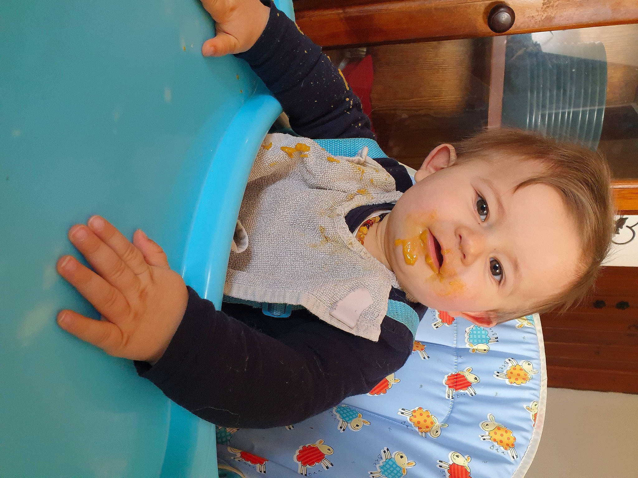 Maylo a rejoint le concours — aidez-le/la à gagner de superbes lots ! baby, baby_products, baby_toddler_clothing, baby_toys, cheek, child, comfort, finger, flooring, fun, hand, happy, leisure, person, play, room, sitting, sleeve, smile, toddler