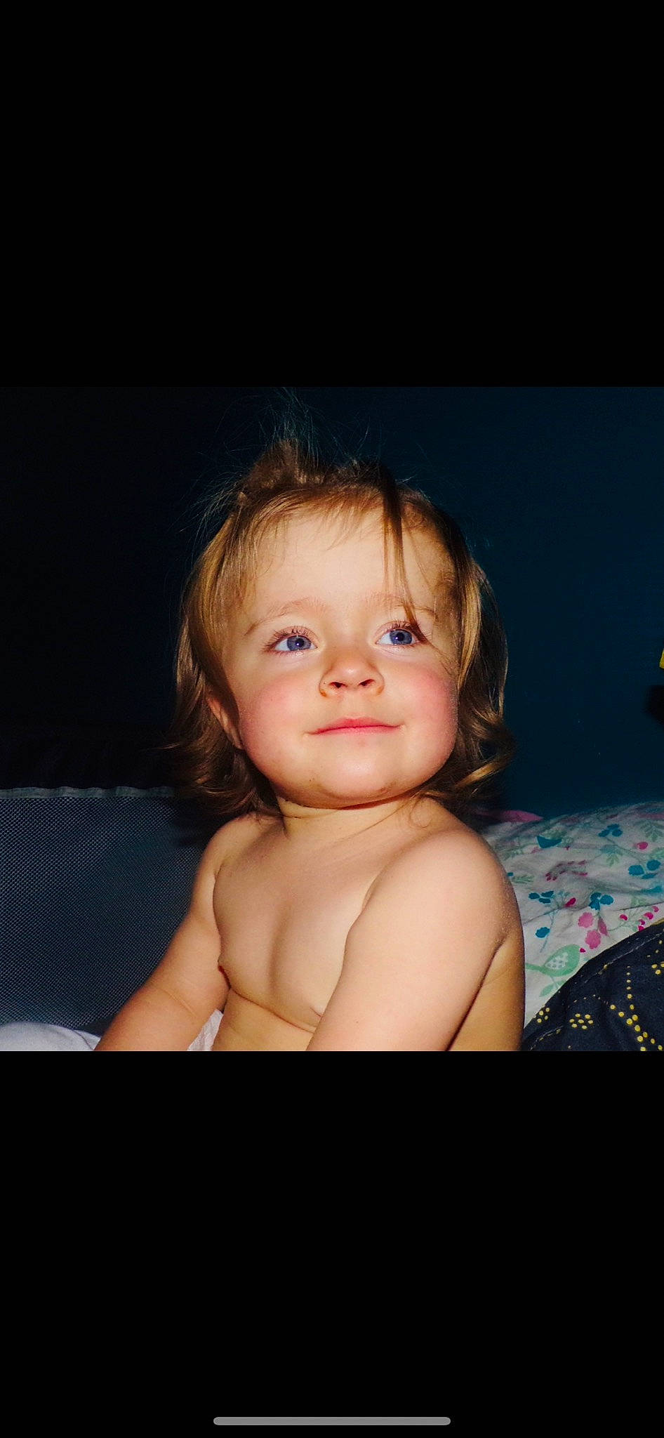 Olympe participe au concours pour gagner de l'argent avec cette photo : arm, baby, cheek, chest, chin, ear, eye, eyelash, finger, flash_photography, hand, happy, human_body, iris, joy, lip, mouth, neck, nose, person