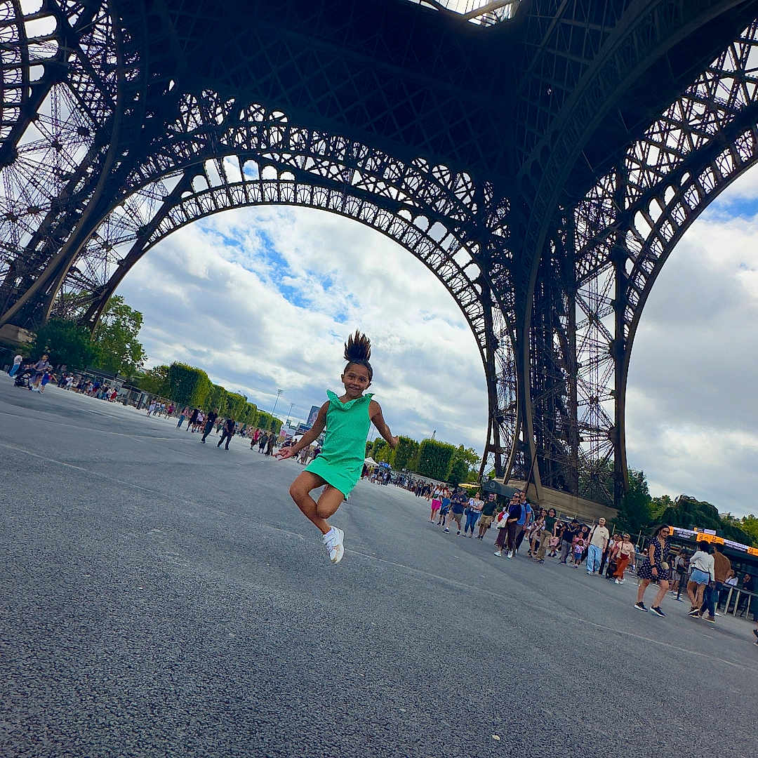 Ejsi participe au concours pour gagner de l'argent avec cette photo : arch, architecture, bus, child, city, clothing, female, footwear, girl, head, nature, outdoors, path, person, road, shoe, transportation, urban, vehicle, walking