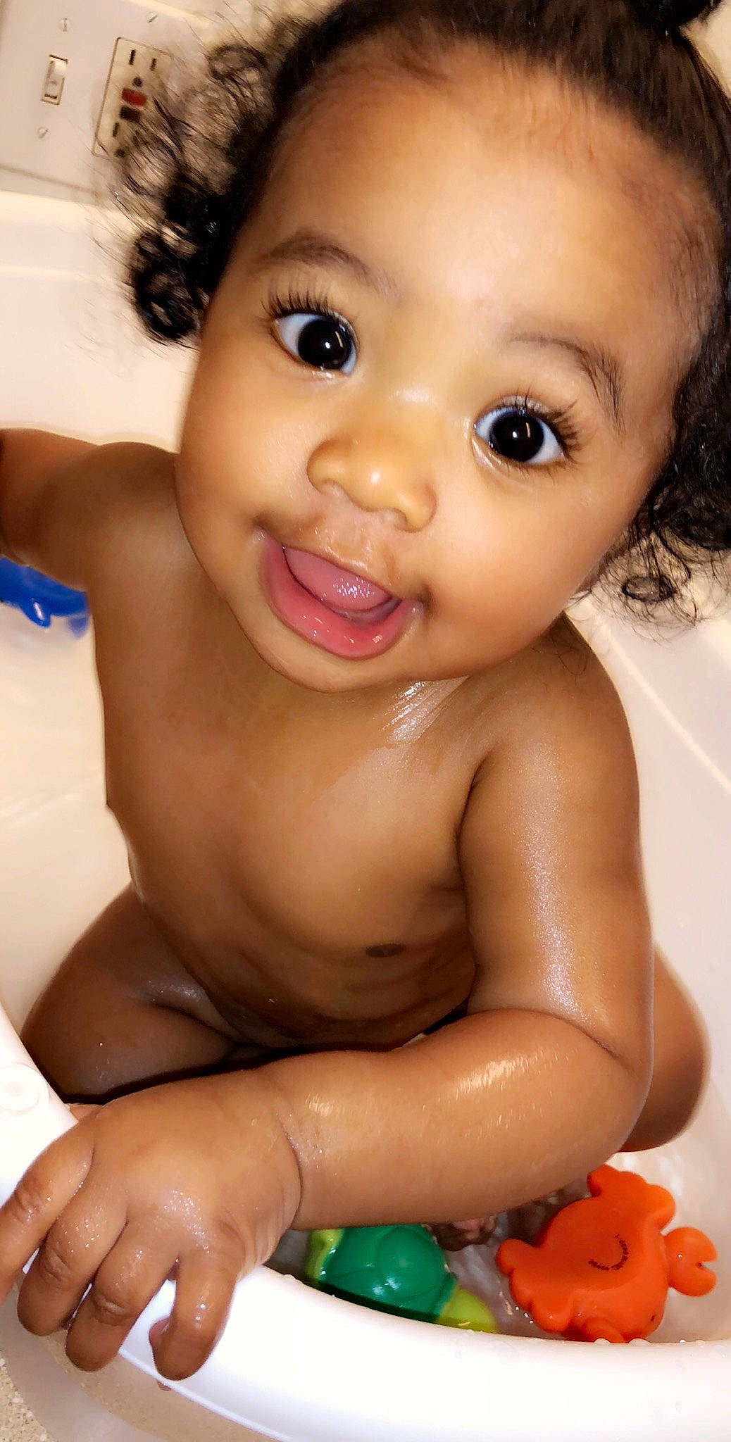 Araceli is registered to the contest to win money with this photo: black_hair, brown_hair, cheek, child, finger, girl, hand, infant, lip, person, skin, smile, toddler