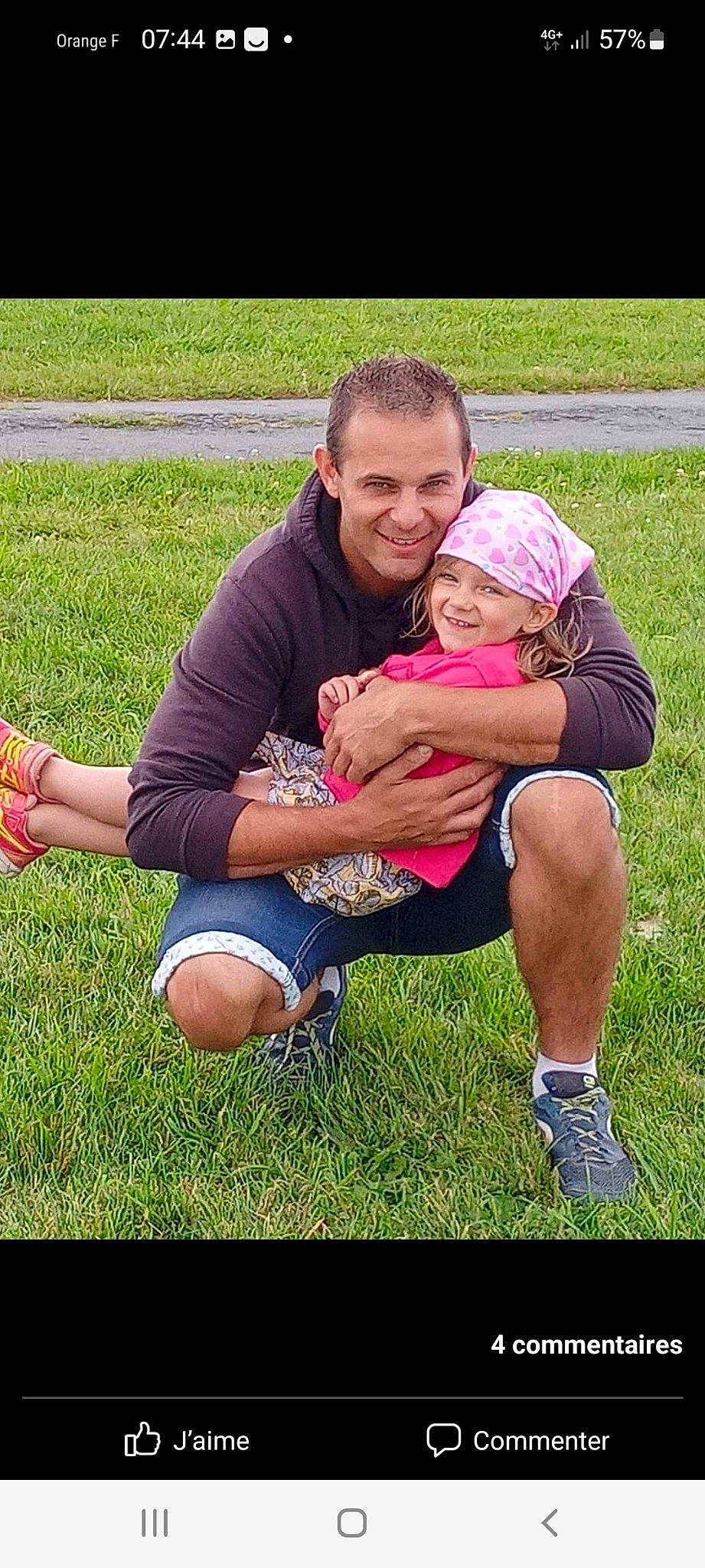 Lilou participe au concours pour gagner de l'argent avec cette photo : cool, face, grass, grassland, hand, happy, headwear, human_body, joy, lap, leaf, leg, leisure, muscle, people_in_nature, person, plant, shoe, shorts, smile