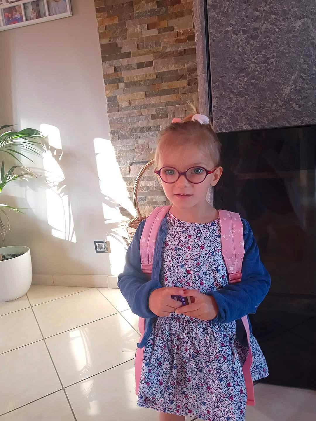 Lilou participe au concours pour gagner de l'argent avec cette photo : azure, blond, day_dress, dress, electric_blue, eyewear, fashion_design, flowerpot, glasses, hairstyle, happy, houseplant, joint, magenta, person, plant, shoulder, sleeve, vision_care, waist