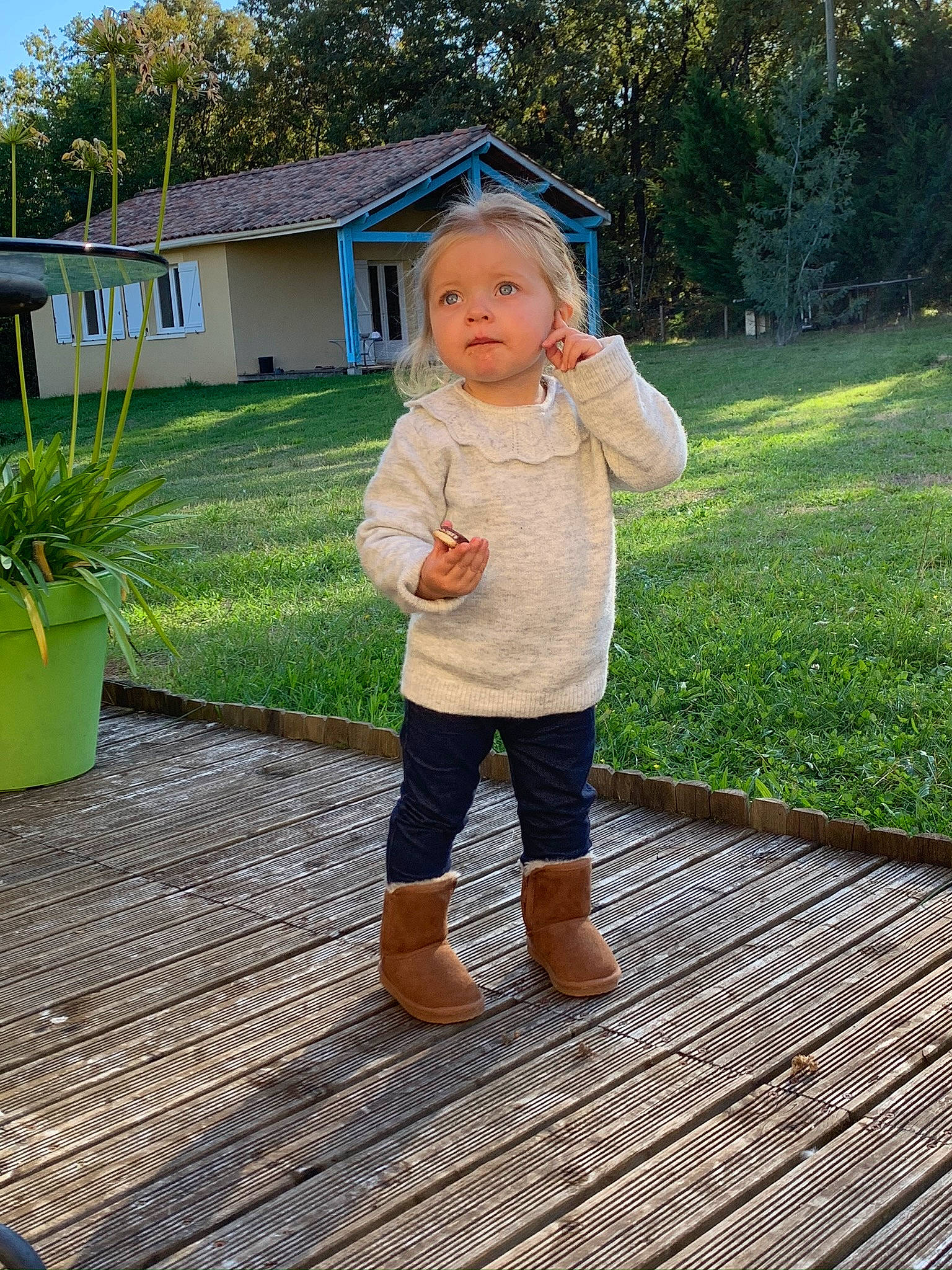 Lola a rejoint le concours — aidez-le/la à gagner de superbes lots ! baby, baby_toddler_clothing, child, flooring, flowerpot, fun, garden, grass, house, houseplant, landscape, leisure, people_in_nature, person, plant, recreation, shorts, toddler, tree, window