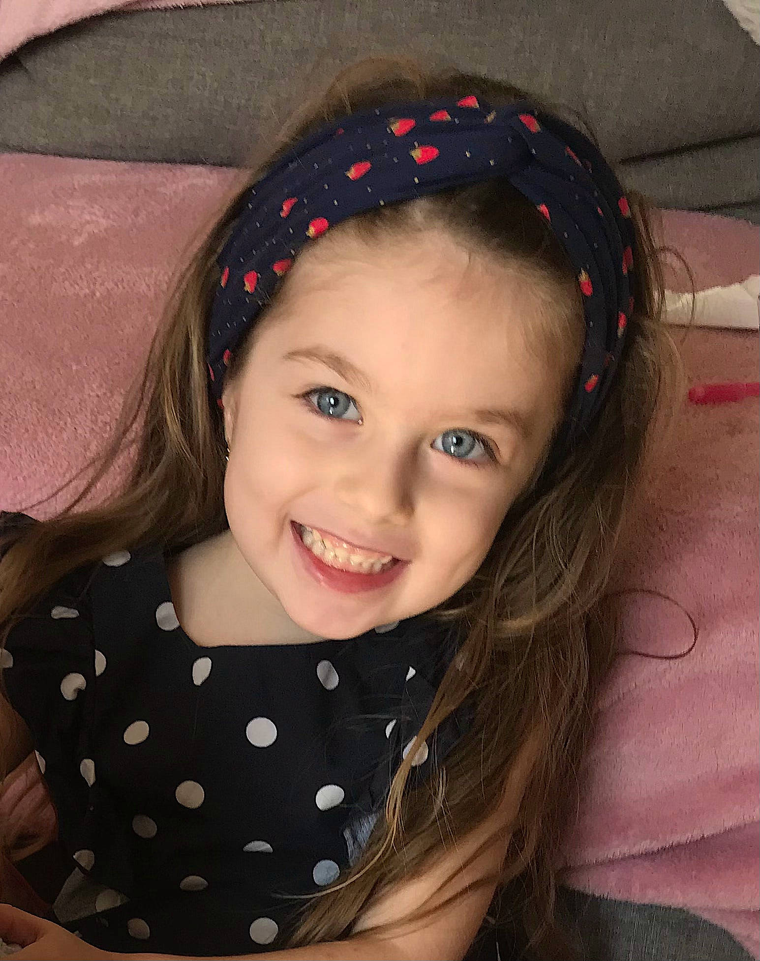 Ambre participe au concours pour gagner de l'argent avec cette photo : cheek, child, cool, eye, eyebrow, eyelash, flash_photography, hairstyle, happy, head, headgear, iris, joy, lip, long_hair, neck, pattern, person, pink, skin