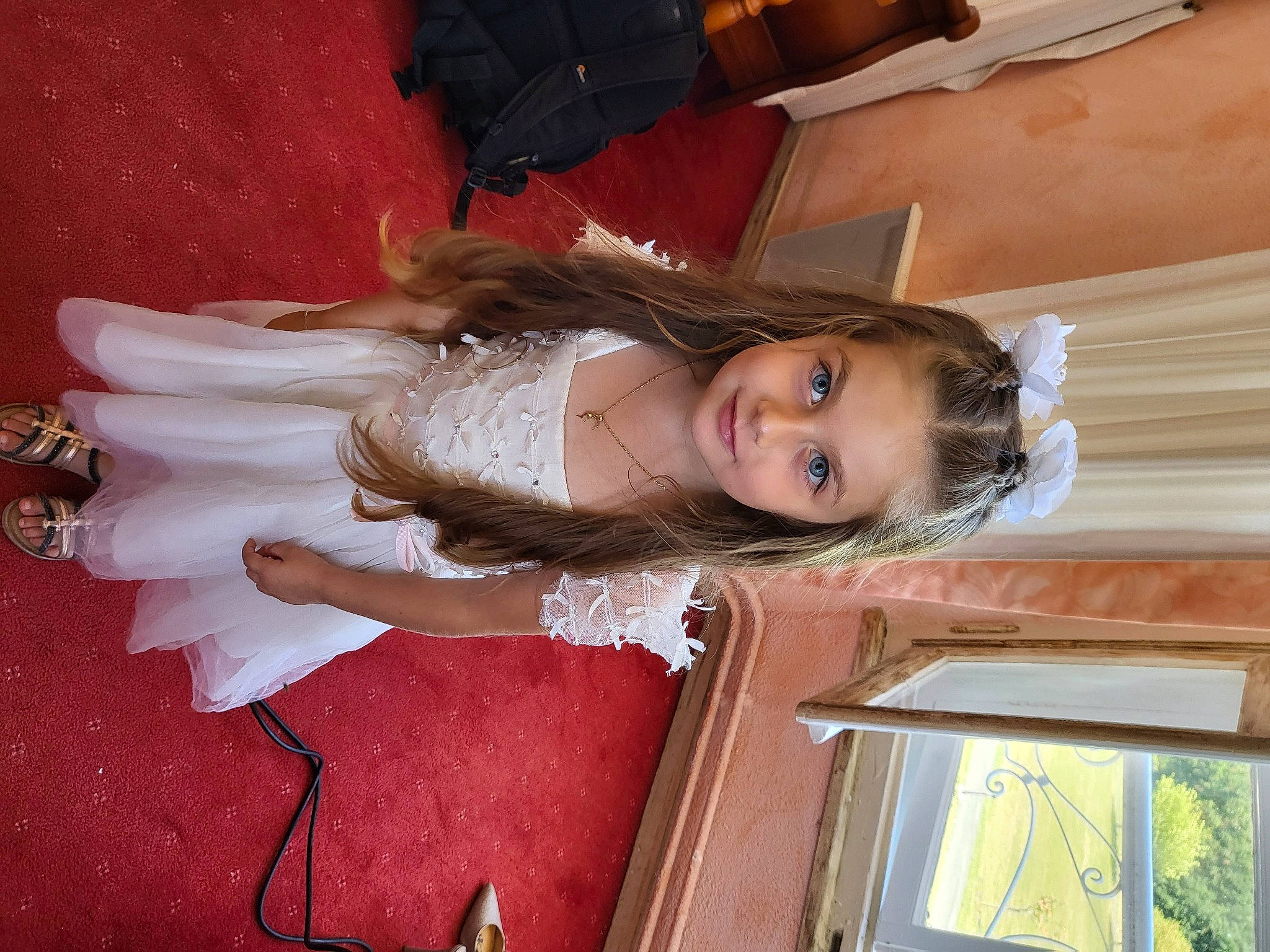 Ambre participe au concours pour gagner de l'argent avec cette photo : dress, eye, facial_expression, flash_photography, flesh, fun, happy, hardwood, hime_cut, human_leg, joy, long_hair, person, room, smile, thigh, tree, window, wood