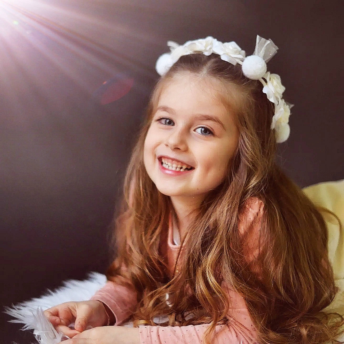 Ambre participe au concours pour gagner de l'argent avec cette photo : beauty, blond, bridal_accessory, dress, eyebrow, eyelash, face, facial_expression, fashion, flash_photography, hairstyle, happy, headband, headpiece, iris, jewellery, joy, long_hair, person, skin