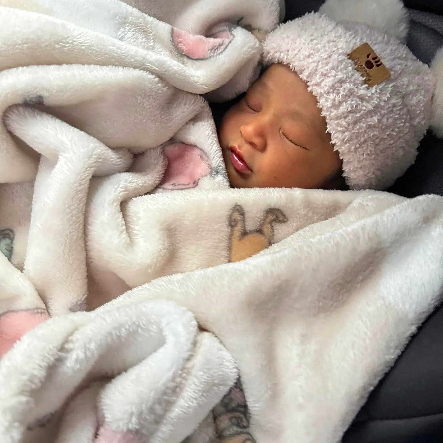Omar is registered to the contest to win money with this photo: baby, blanket, childbirth, face, head, person, sleeping