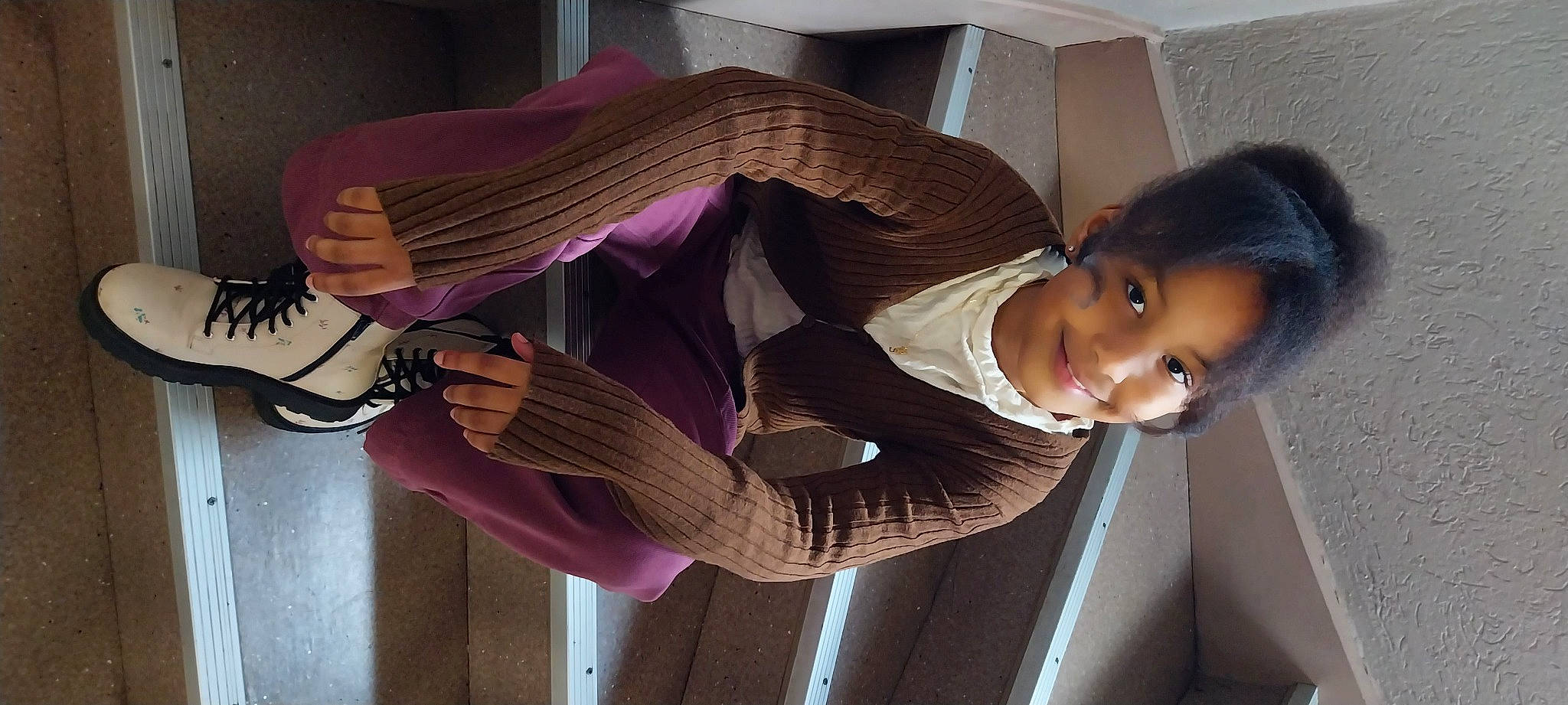 Eliane participe au concours pour gagner de l'argent avec cette photo : abdomen, comfort, elbow, fashion_accessory, fun, happy, human_leg, joint, joy, knee, magenta, pattern, person, purple, shoulder, sitting, sleeve, textile, thigh, trunk