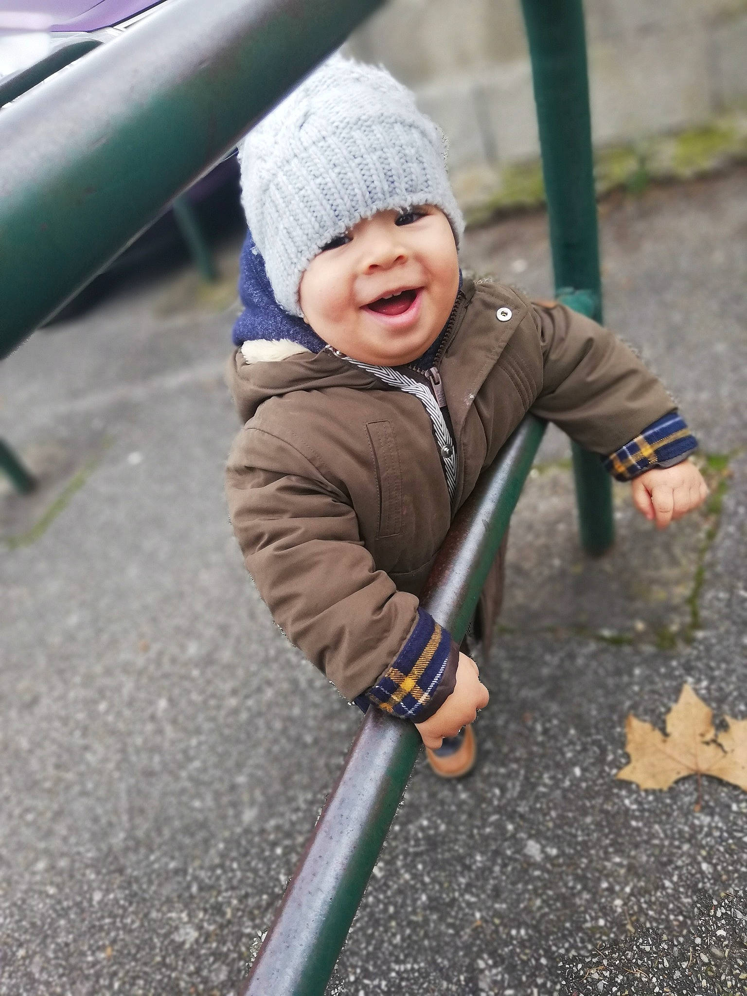Kahïl a rejoint le concours — aidez-le/la à gagner de superbes lots ! baby, baby_products, cap, child, city, electric_blue, eye, face, fun, grass, headwear, jacket, leisure, people_in_nature, person, playground, recreation, road_surface, smile, toddler