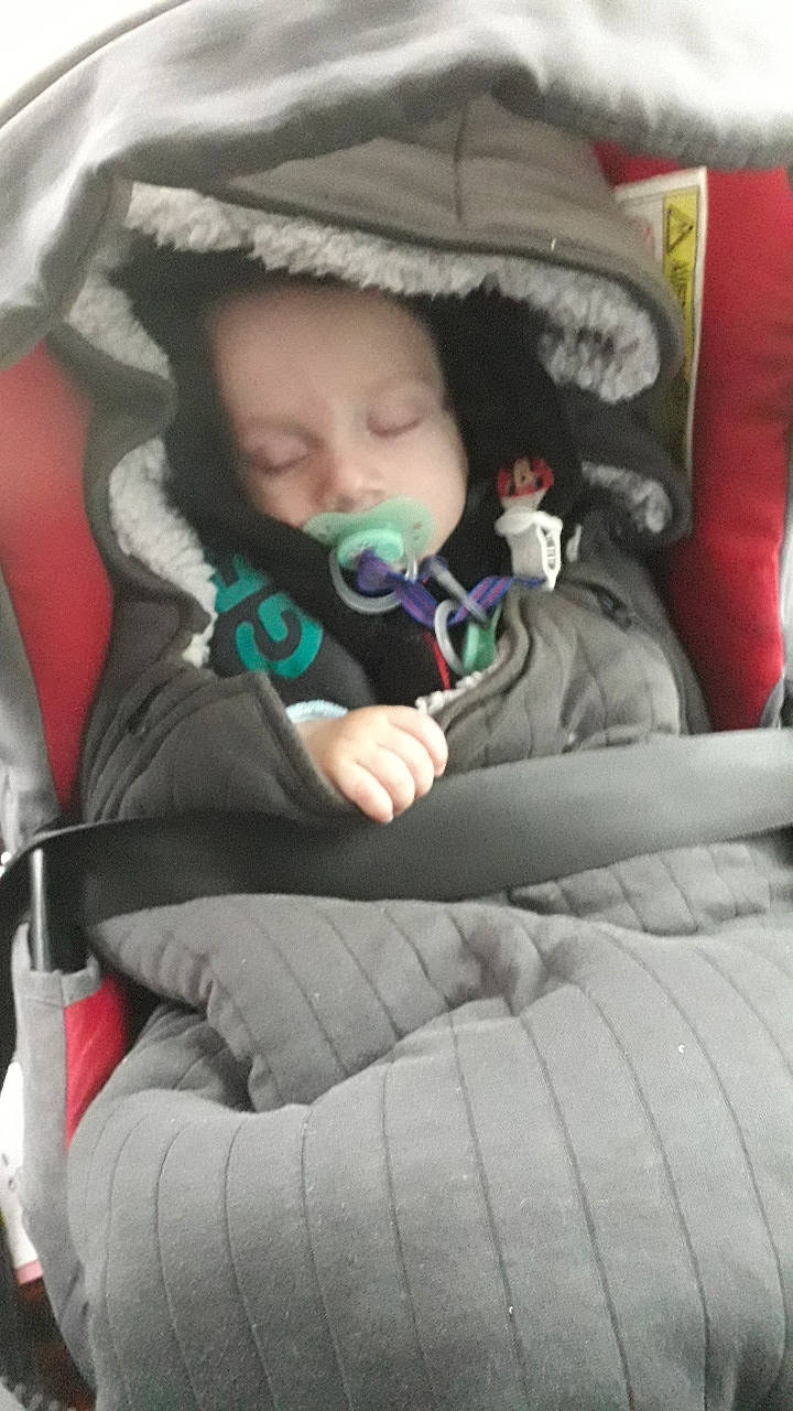 Diego participe au concours pour gagner de l'argent avec cette photo : car_seat, person