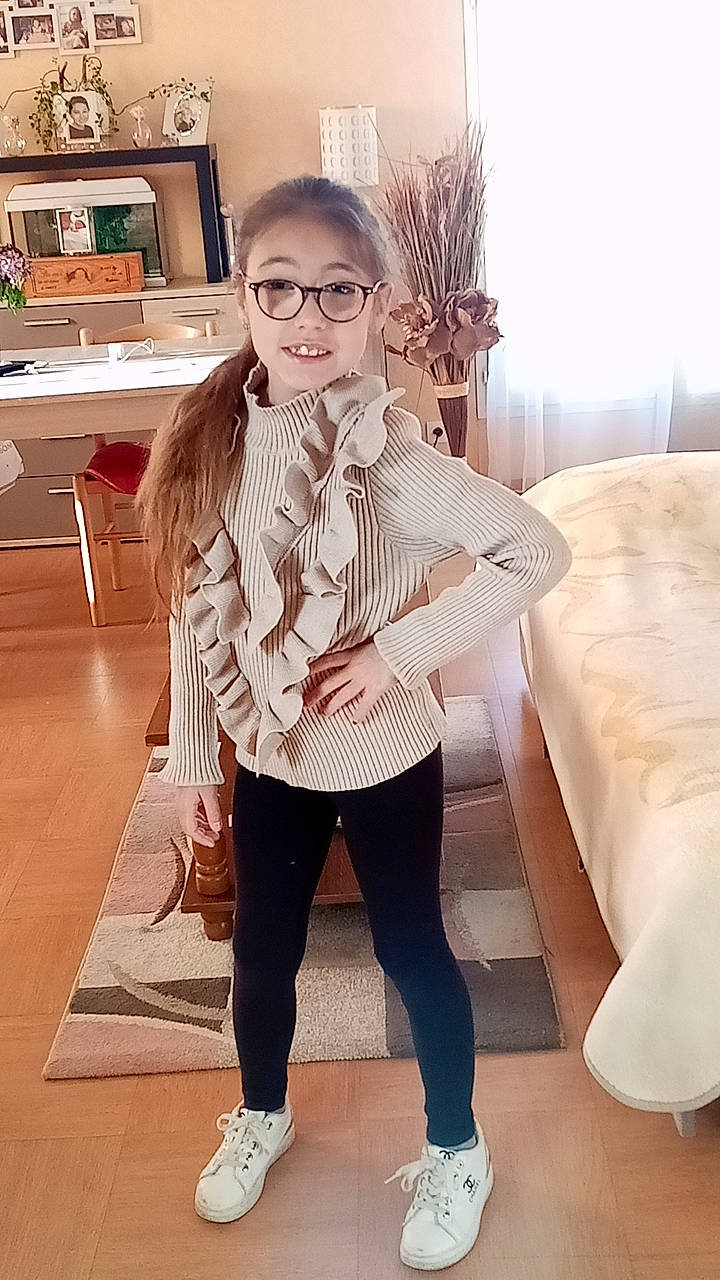 Shaelyss a rejoint le concours — aidez-le/la à gagner de superbes lots ! blazer, eyewear, fashion, fashion_design, flooring, glasses, hairstyle, joy, knee, neck, outerwear, person, shoe, shoulder, sleeve, style, sunglasses, textile, thigh, vision_care