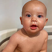 Eden participe au concours pour gagner de l'argent avec cette photo : baby, child, blue_eyes, bathtub, water, wet_skin, curious, close_up, infant, portrait, skin, face, head, expression, indoors, cute, young, human, naked_torso, tub