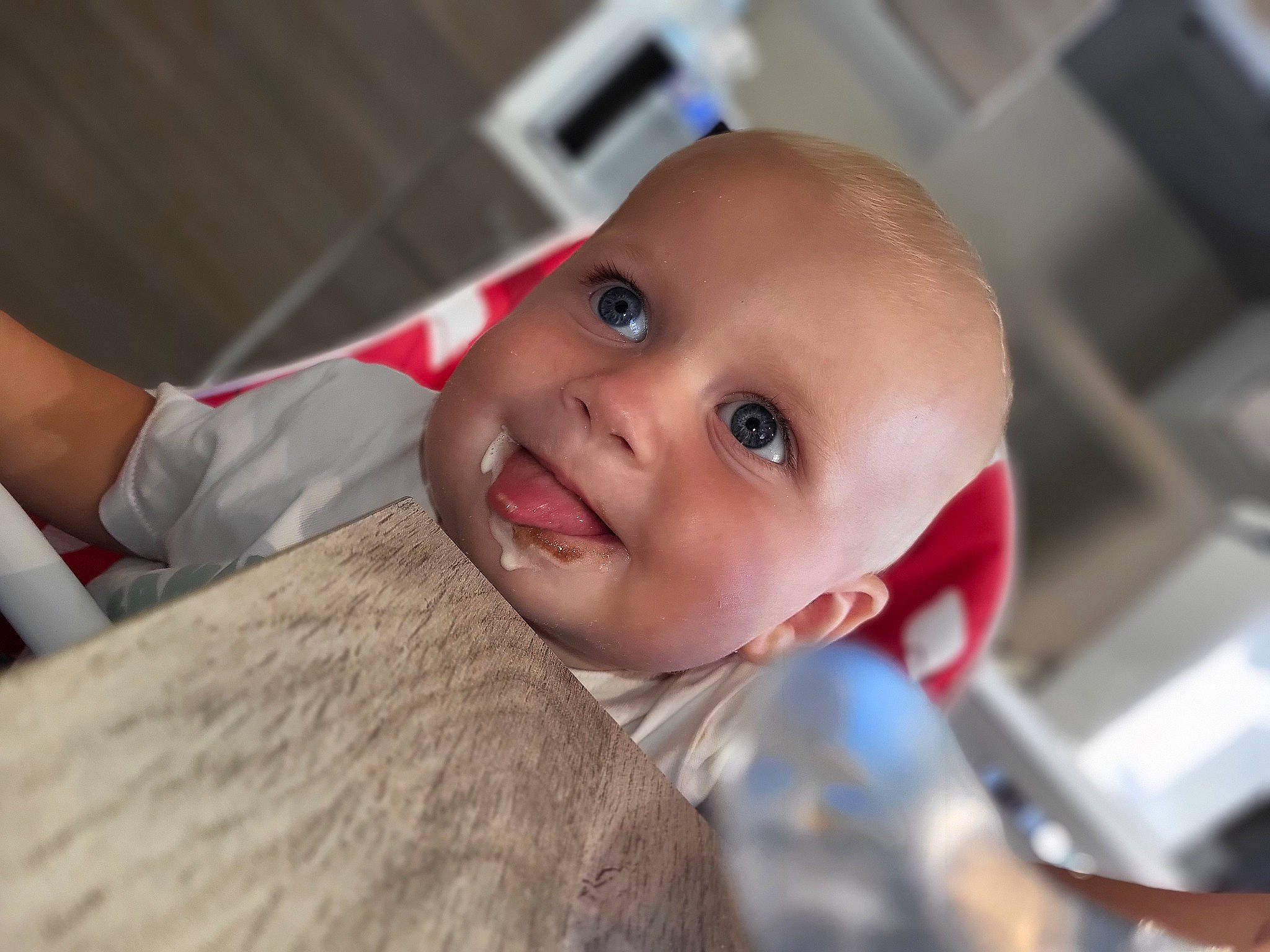 Lewis participe au concours pour gagner de l'argent avec cette photo : baby, cheek, child, comfort, eye, eyebrow, eyelash, finger, flooring, fun, gesture, happy, iris, joy, lip, mouth, nose, person, sitting, skin