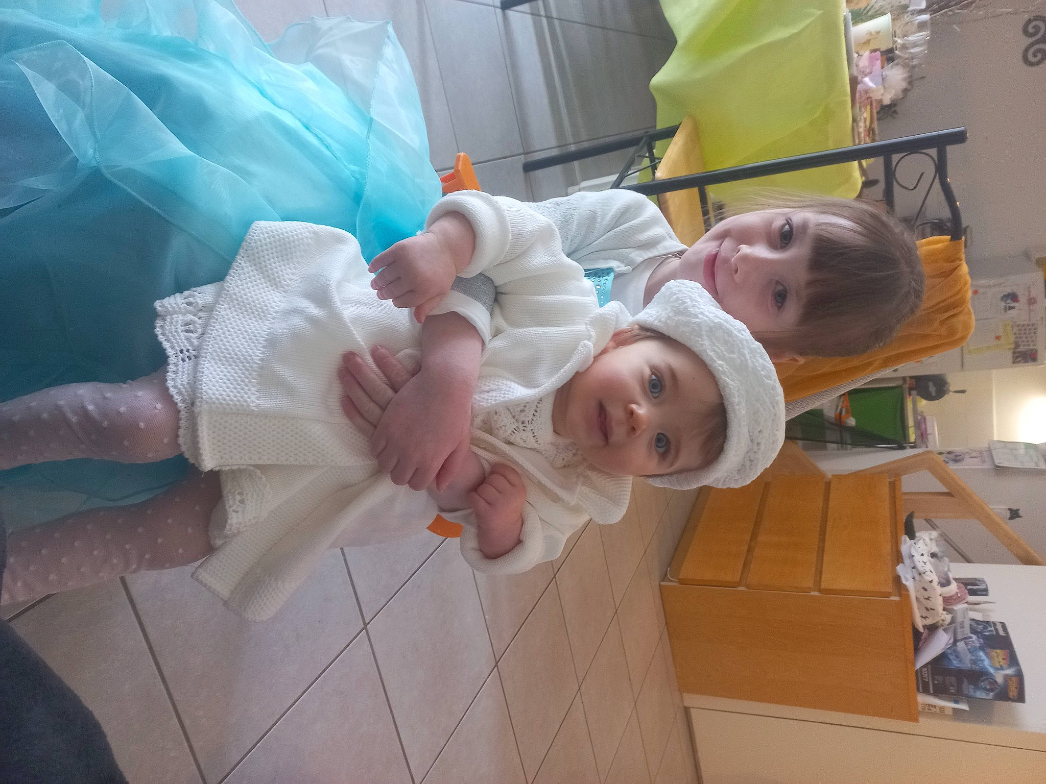 Nawel participe au concours pour gagner de l'argent avec cette photo : baby, baby_products, baby_safety, baby_toddler_clothing, child, comfort, fun, hat, headwear, joy, person, room, smile, t_shirt, toddler, wood