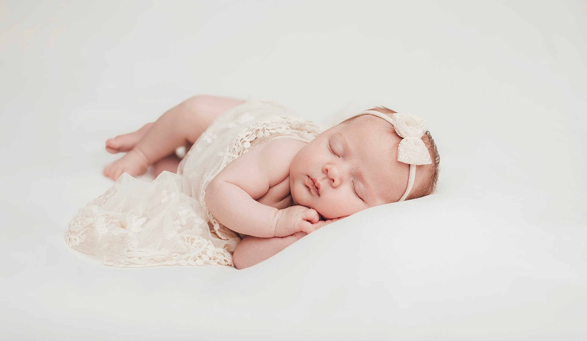 Aria participe au concours pour gagner de l'argent avec cette photo : baby, newborn, sleeping, headband, bow, lace, dress, blanket, white_background, soft_light, portrait, studio_photography, infant, peaceful, hands, feet, chubby_cheeks, pillow, lying_down, cute