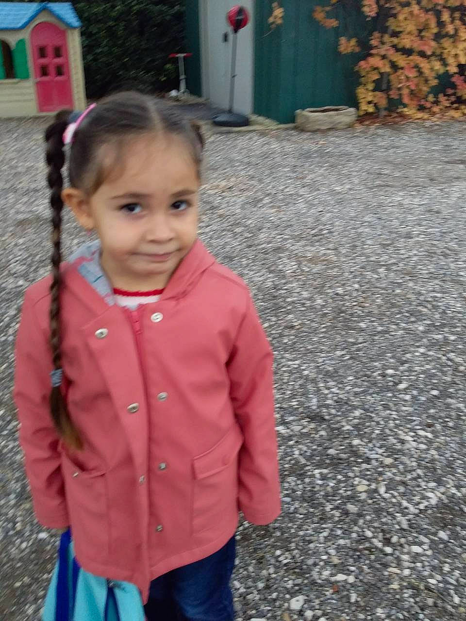 Iziana participe au concours pour gagner de l'argent avec cette photo : boy, child, day, facial_expression, fun, girl, infant, outerwear, person, pink, skin, smile, standing, temple, toddler
