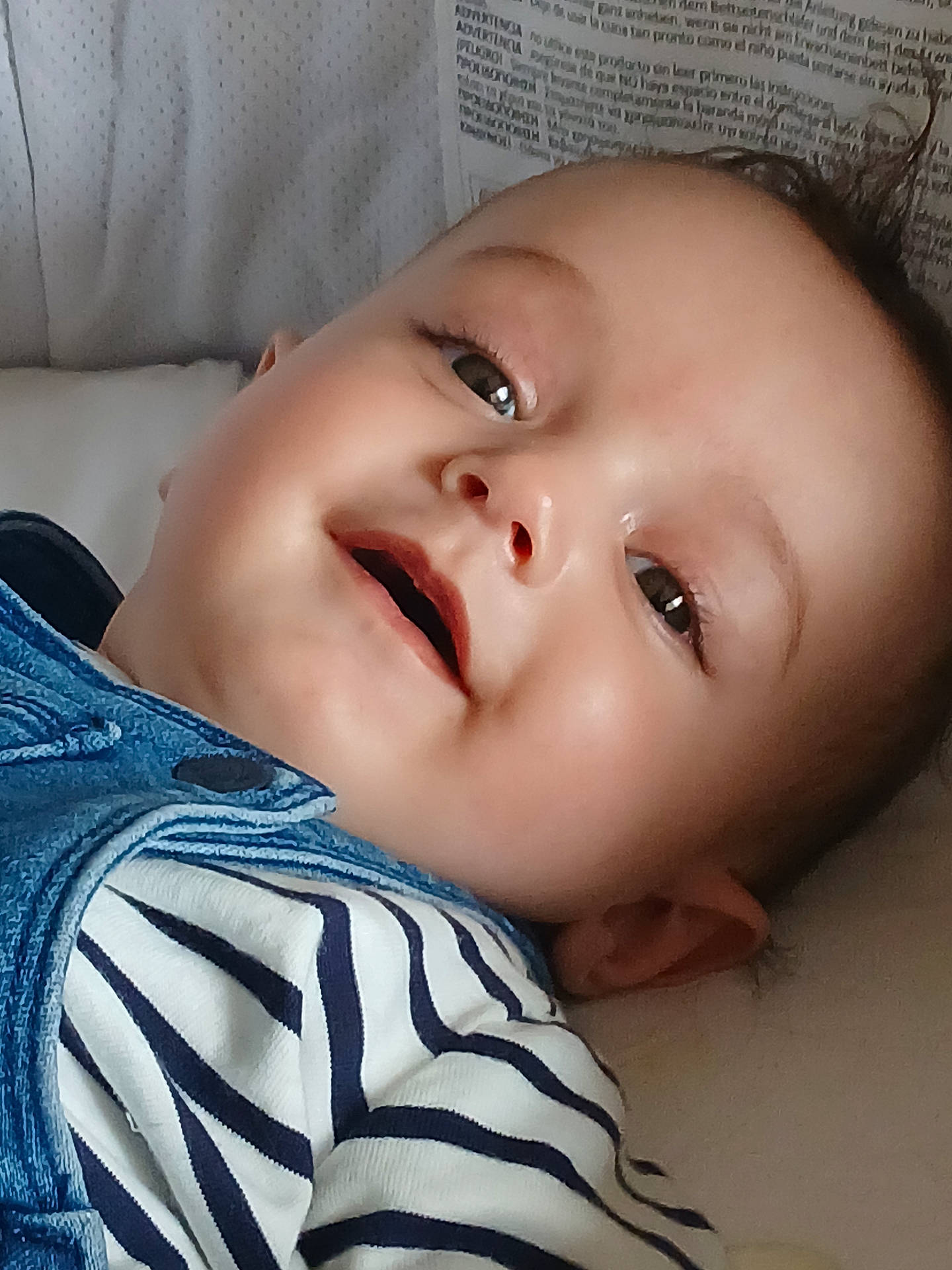 Mathys a rejoint le concours — aidez-le/la à gagner de superbes lots ! baby, cheeks, child, closeup, denim_overalls, ear, eyes, fabric, face, happy, head, indoors, infant, lying_down, mouth, person, portrait, skin, smile, striped_clothing