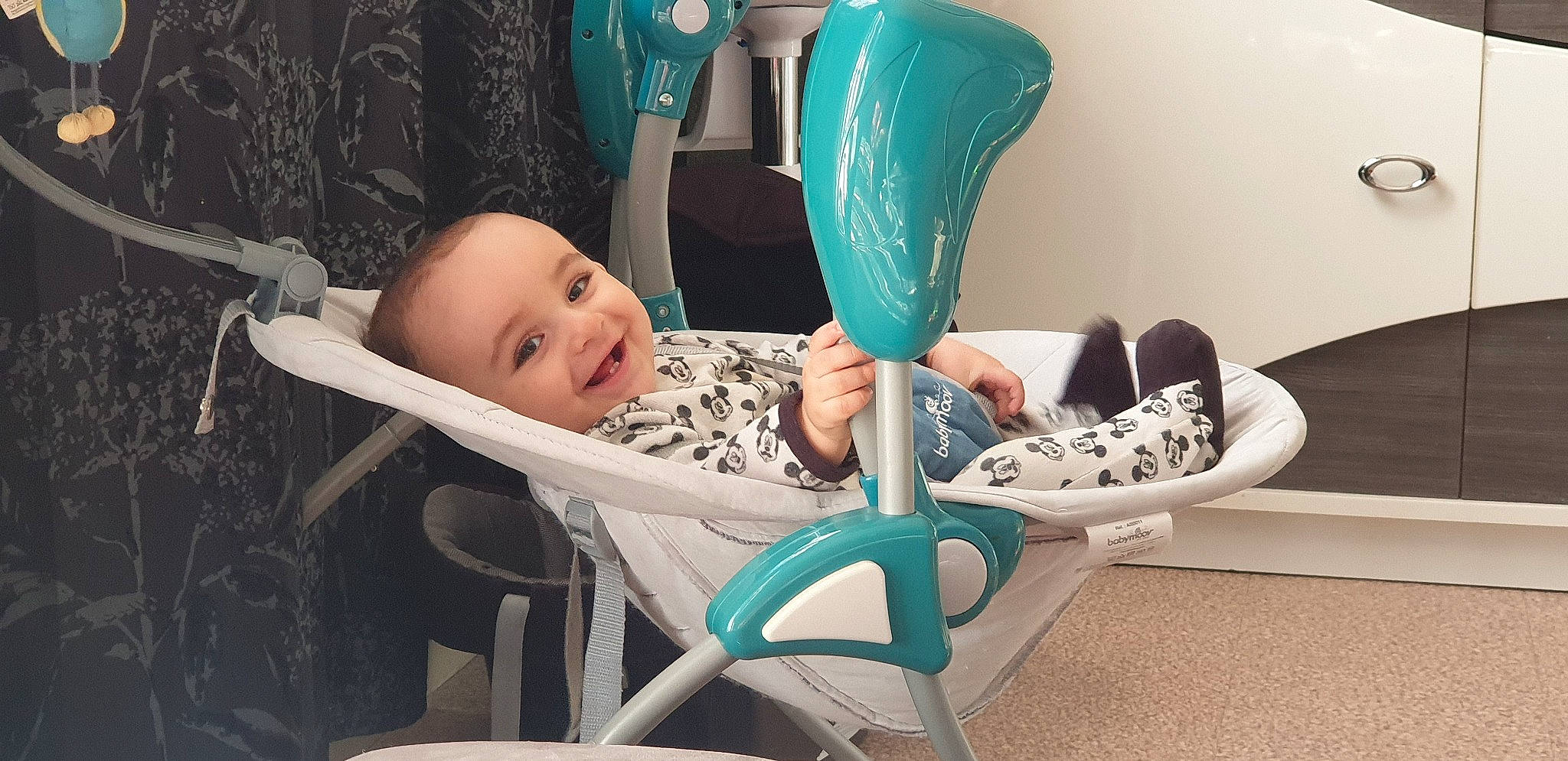 Chahine a rejoint le concours — aidez-le/la à gagner de superbes lots ! baby, baby_products, baby_toddler_clothing, blue, chair, child, comfort, electric_blue, fashion_accessory, fun, furniture, green, happy, human_leg, joy, leisure, person, product, room, sitting