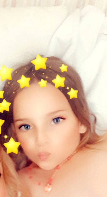 Ynes participe au concours pour gagner de l'argent avec cette photo : brown_hair, close_up, ear, face, forehead, girl, hair_accessory, hair_tie, head, headband, headgear, headpiece, person, skin, yellow