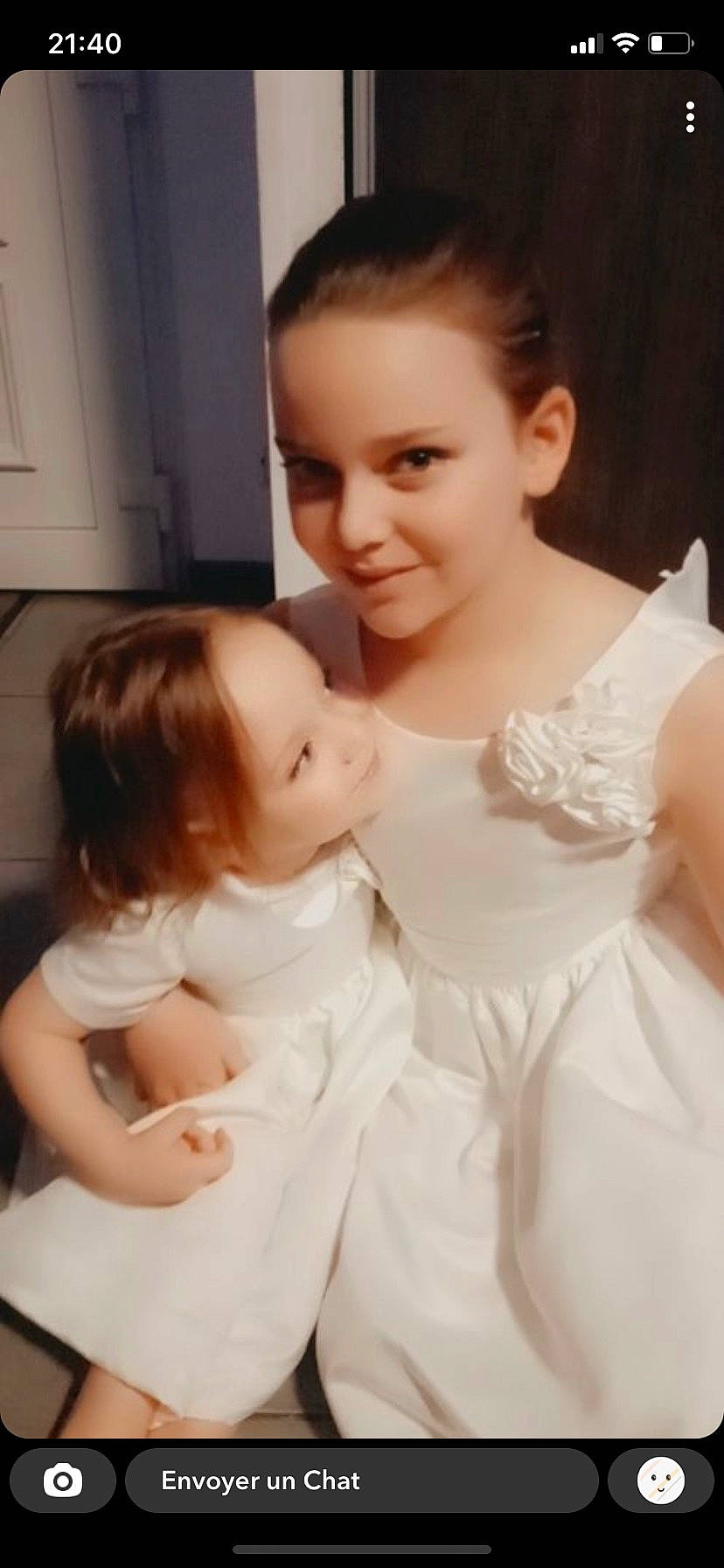 Ynes a rejoint le concours — aidez-le/la à gagner de superbes lots ! bridal_clothing, cabinetry, dress, facial_expression, flash_photography, gesture, hair, hairstyle, happy, head, home_appliance, iris, joy, kitchen_appliance, person, shoulder, skin, smile, standing, toddler