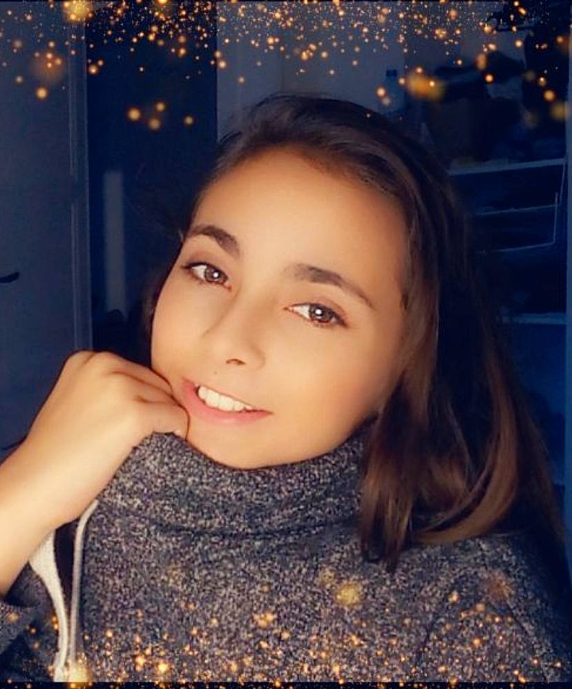 Lilou participe au concours pour gagner de l'argent avec cette photo : beauty, black_hair, cool, electric_blue, eyebrow, eyelash, flash_photography, fun, gesture, happy, iris, jaw, joy, lip, long_hair, mouth, nose, people_in_nature, person, space