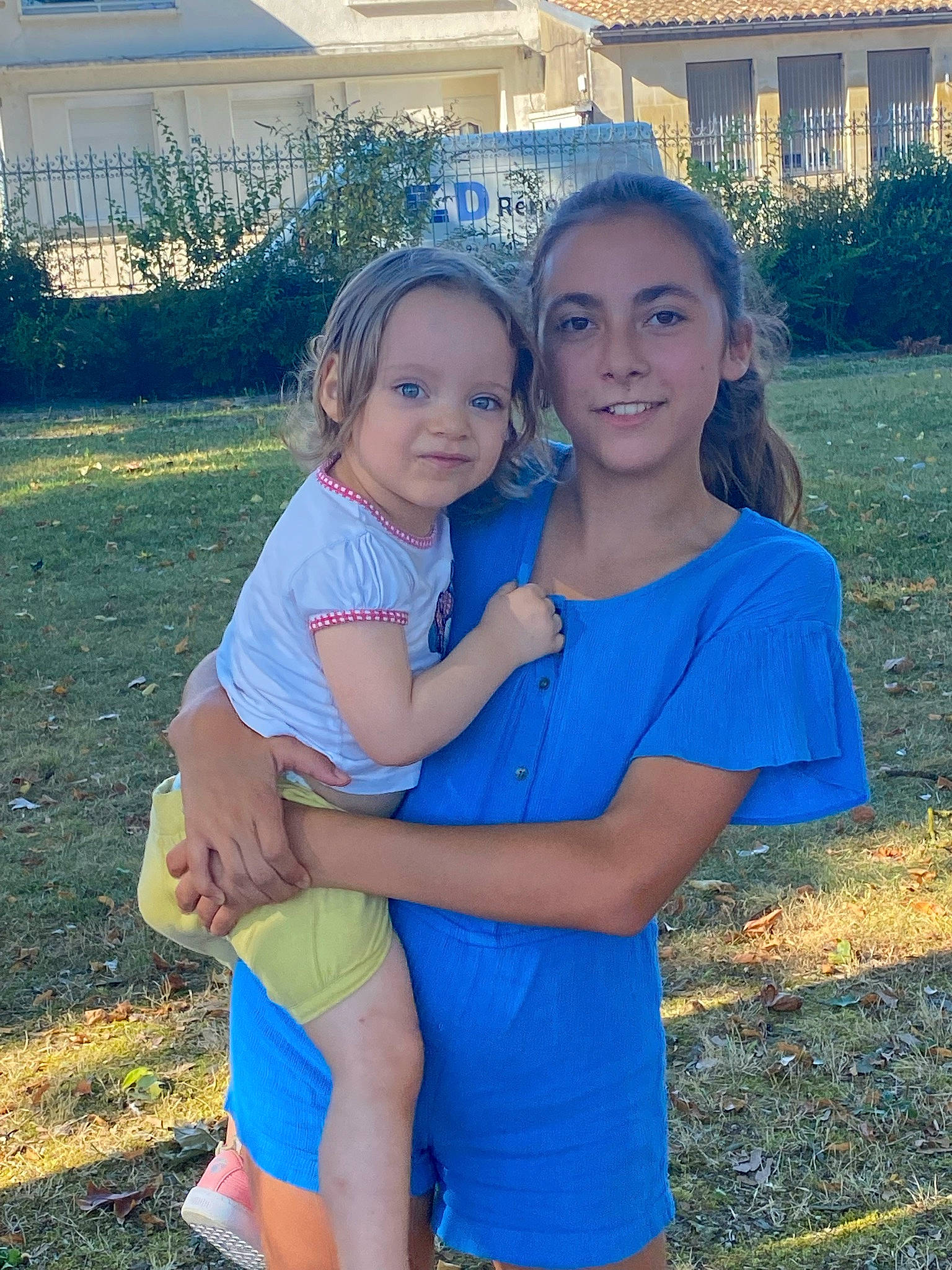 Lilou participe au concours pour gagner de l'argent avec cette photo : blue, child, electric_blue, eye, fun, grass, happy, joy, lawn, leaf, leisure, morning, people_in_nature, person, plant, shorts, smile, standing, summer, t_shirt