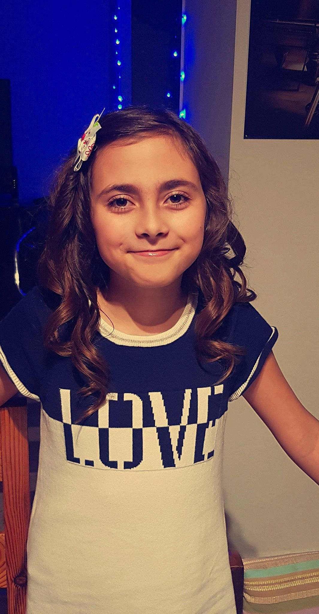 Lilou a rejoint le concours — aidez-le/la à gagner de superbes lots ! arm, blue, chin, eyebrow, eyelash, face, facial_expression, fashion_design, flash_photography, hair, hairstyle, happy, head, human_body, joy, lip, neck, person, shoulder, skin