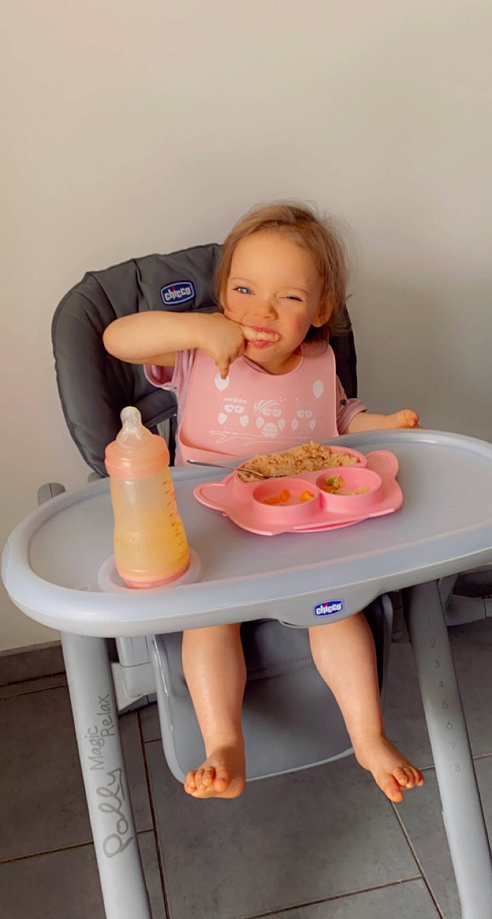 Lyna participe au concours pour gagner de l'argent avec cette photo : baby, baby_toddler_clothing, child, food, food_craving, happy, human_leg, leg, orange, peach, person, pink, plate, shorts, sitting, skin, smile, sweetness, table, tableware
