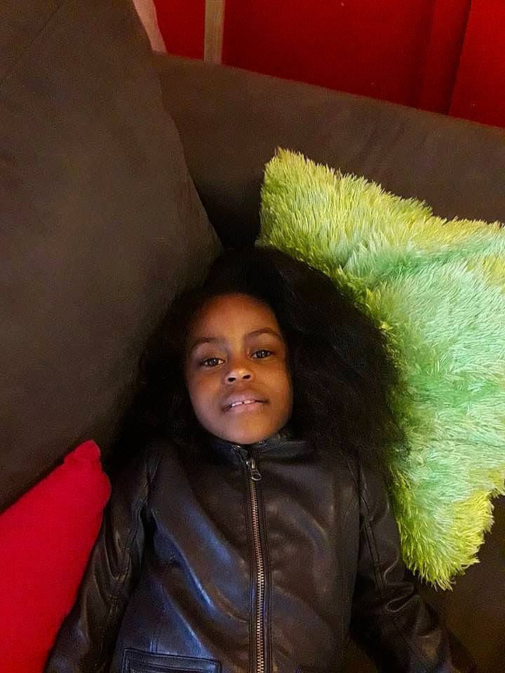 Deborah participe au concours pour gagner de l'argent avec cette photo : beauty, black, black_hair, eye, face, forehead, fun, girl, hair, hairstyle, head, human_hair_color, joy, lady, long_hair, person, smile, textile