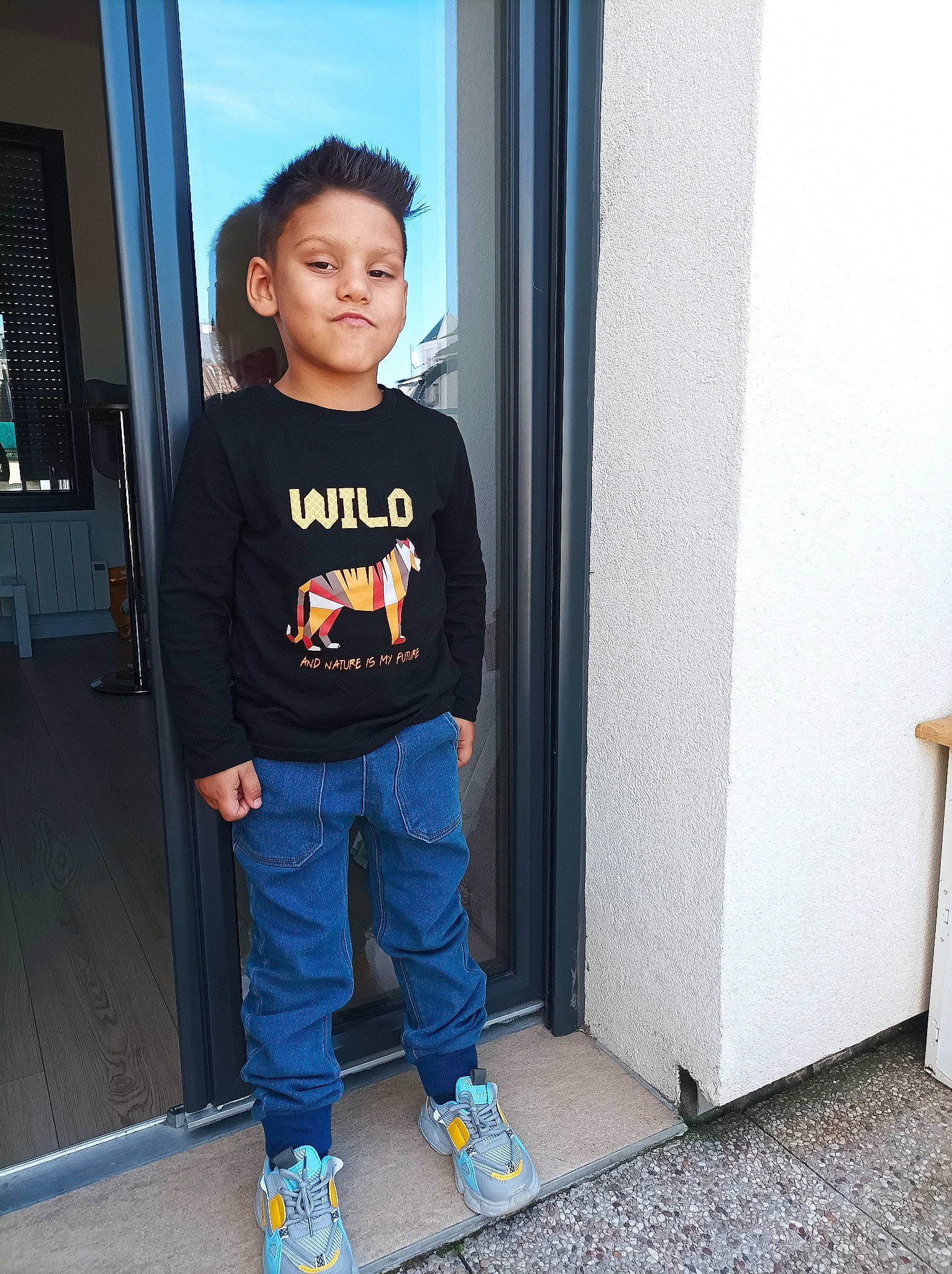 Lovepreet a rejoint le concours — aidez-le/la à gagner de superbes lots ! baby_toddler_clothing, child, denim, electric_blue, eye, fashion_design, flooring, footwear, fun, gas, hairstyle, jeans, joint, joy, outdoor_shoe, person, shoulder, sleeve, standing, t_shirt
