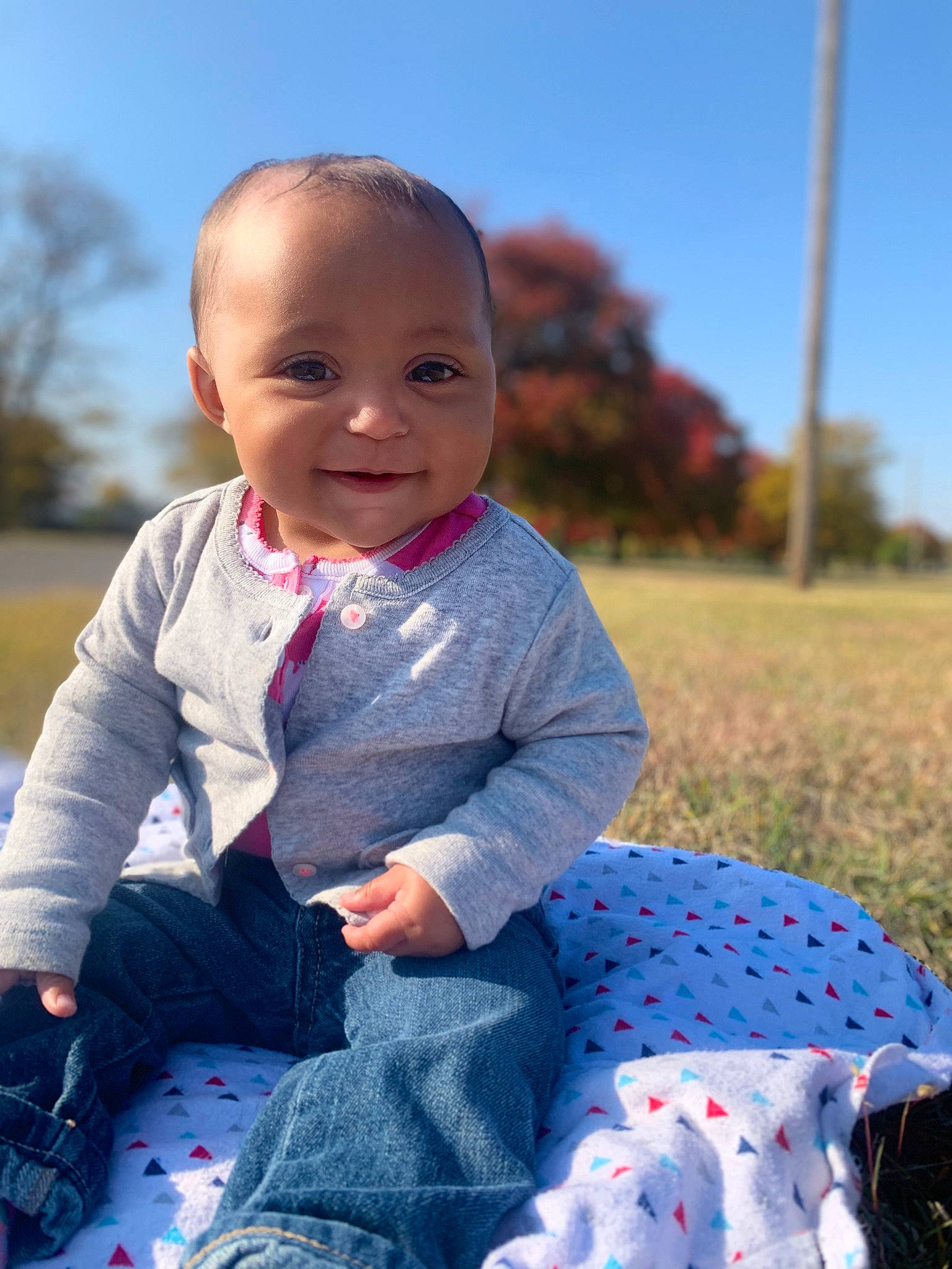 Lennea is registered to the contest to win money with this photo: baby_toddler_clothing, eye, facial_expression, flash_photography, fun, grass, happy, iris, jeans, joy, people, people_in_nature, person, plant, skin, sky, smile, standing, summer, sunlight